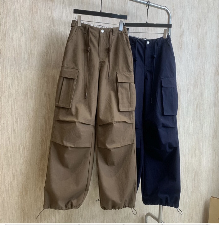 🛒𝐍𝐄𝐖 · 𝟐𝟎𝟐5/爆款现货

原单品质  Alex*｜25新款抽绳松紧腰工装式休闲裤
颜色百搭高级