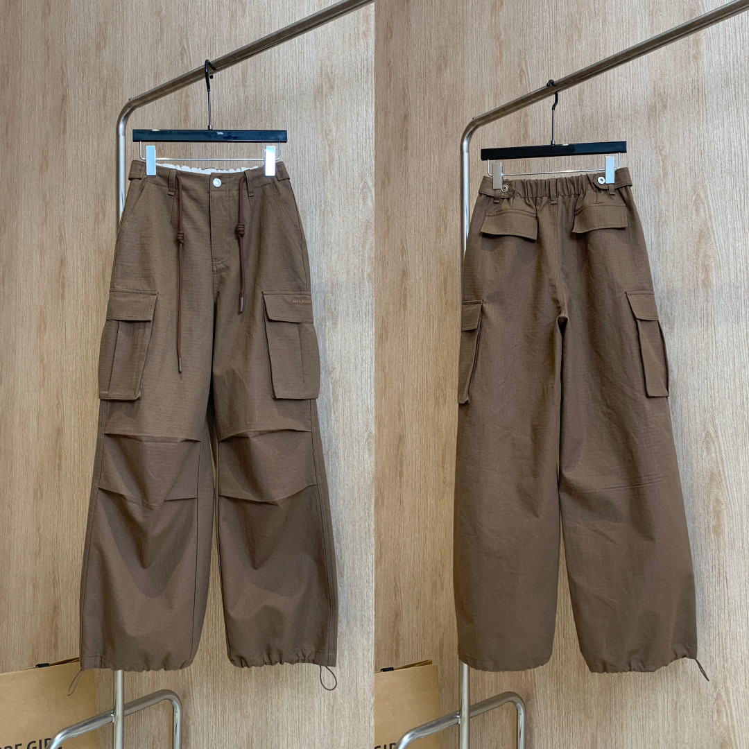 🛒𝐍𝐄𝐖 · 𝟐𝟎𝟐5/爆款现货

原单品质  Alex*｜25新款抽绳松紧腰工装式休闲裤
颜色百搭高级