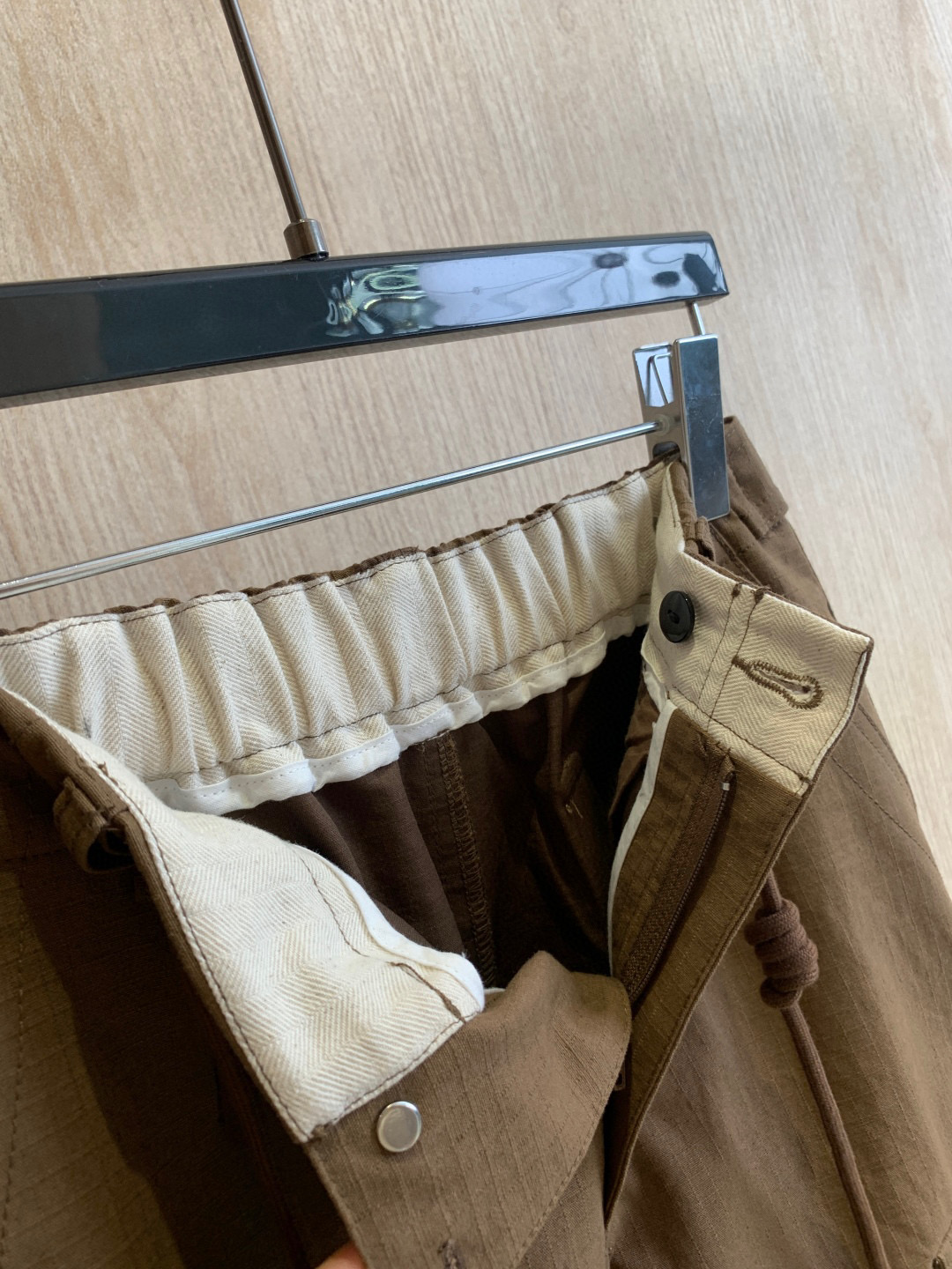 🛒𝐍𝐄𝐖 · 𝟐𝟎𝟐5/爆款现货

原单品质  Alex*｜25新款抽绳松紧腰工装式休闲裤
颜色百搭高级