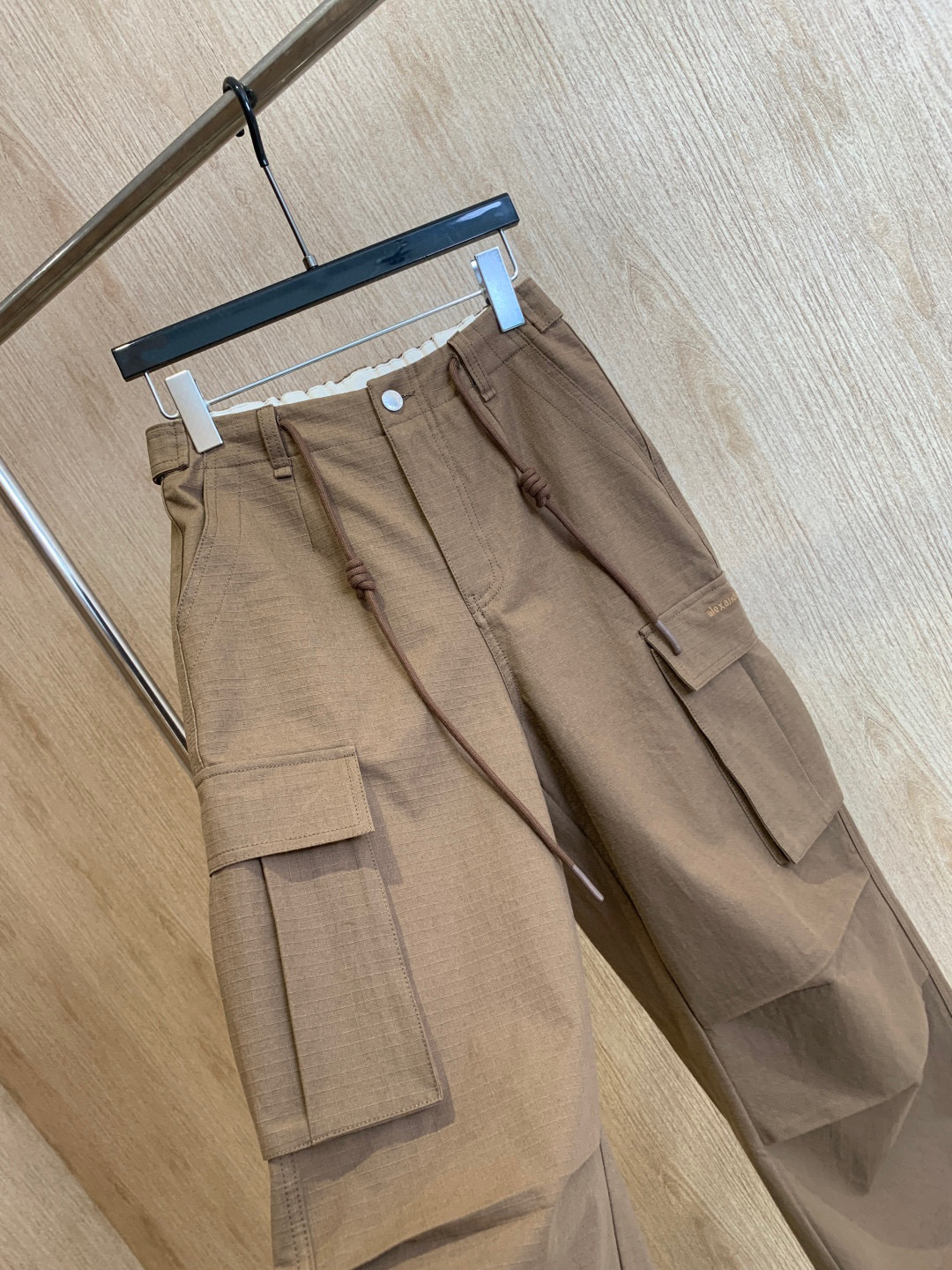 🛒𝐍𝐄𝐖 · 𝟐𝟎𝟐5/爆款现货

原单品质  Alex*｜25新款抽绳松紧腰工装式休闲裤
颜色百搭高级