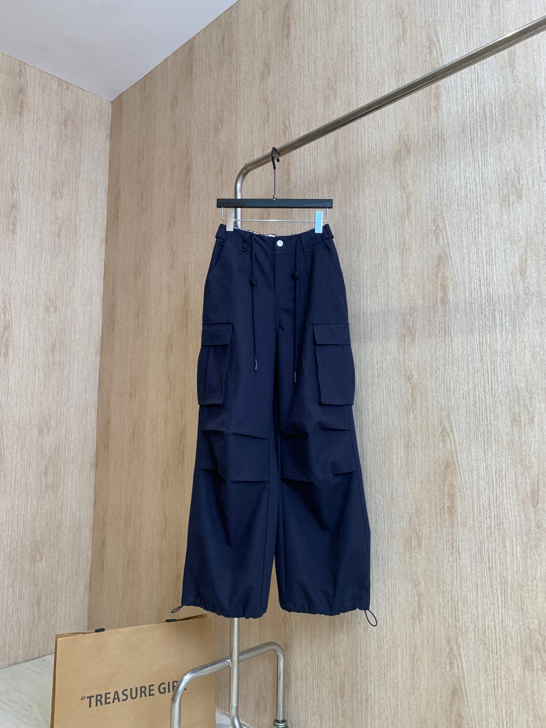 🛒𝐍𝐄𝐖 · 𝟐𝟎𝟐5/爆款现货

原单品质  Alex*｜25新款抽绳松紧腰工装式休闲裤
颜色百搭高级