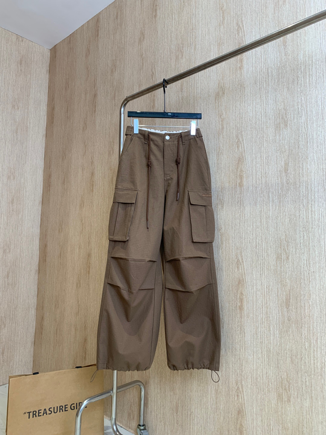 🛒𝐍𝐄𝐖 · 𝟐𝟎𝟐5/爆款现货

原单品质  Alex*｜25新款抽绳松紧腰工装式休闲裤
颜色百搭高级