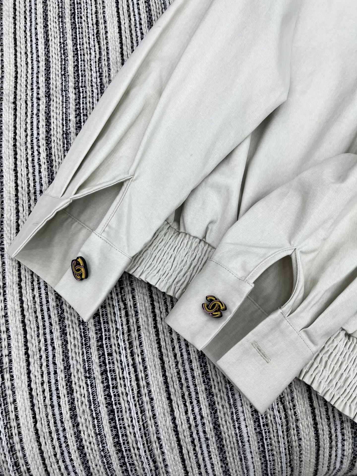 🛒𝐍𝐄𝐖 · 𝟐𝟎𝟐5/爆款现货

原单品质 Chane*｜2025新品中古风重工长袖半开扣上衣
高订面