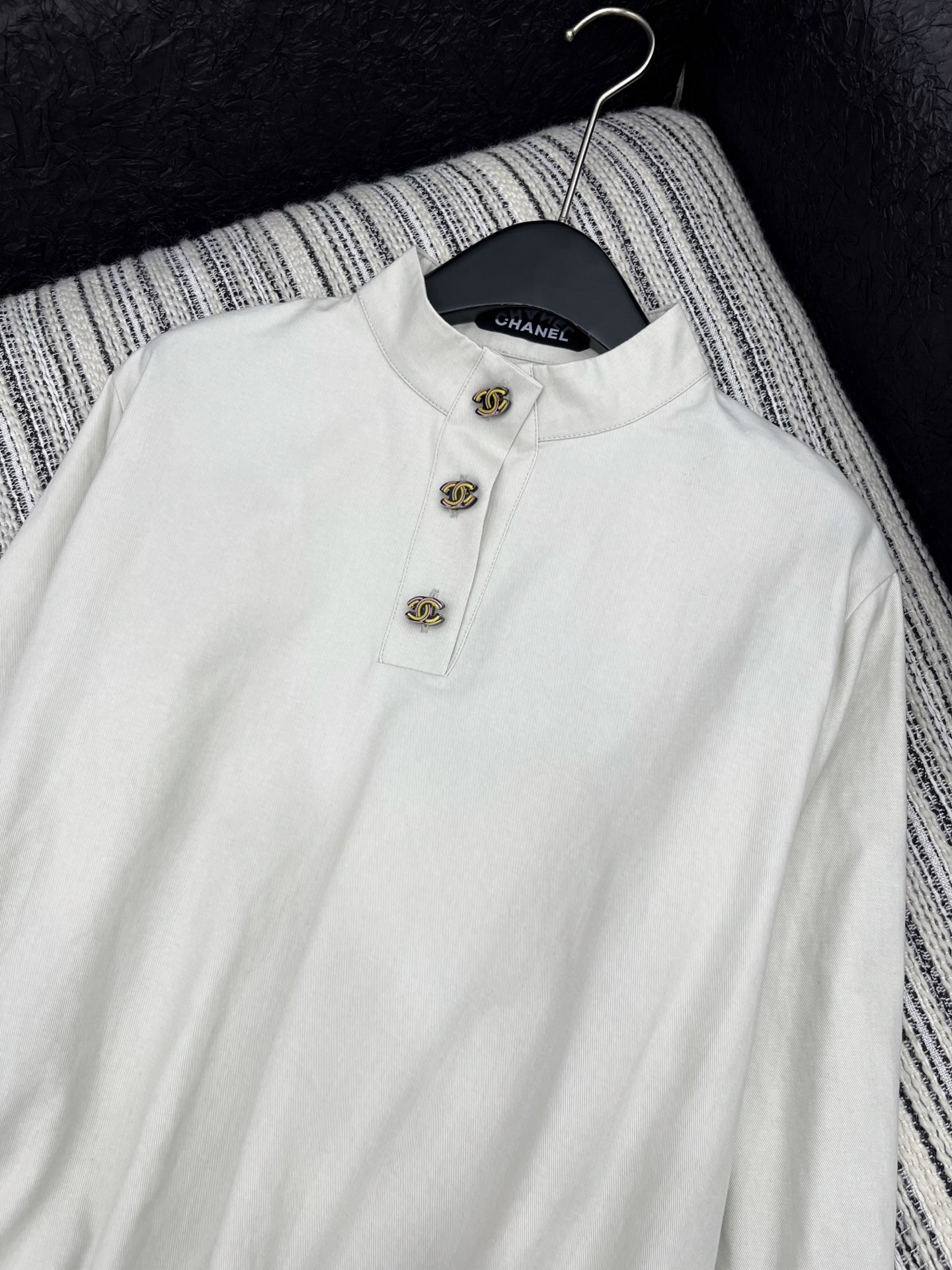 🛒𝐍𝐄𝐖 · 𝟐𝟎𝟐5/爆款现货

原单品质 Chane*｜2025新品中古风重工长袖半开扣上衣
高订面