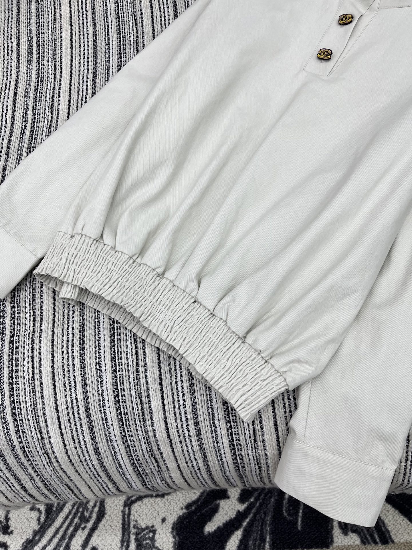 🛒𝐍𝐄𝐖 · 𝟐𝟎𝟐5/爆款现货

原单品质 Chane*｜2025新品中古风重工长袖半开扣上衣
高订面