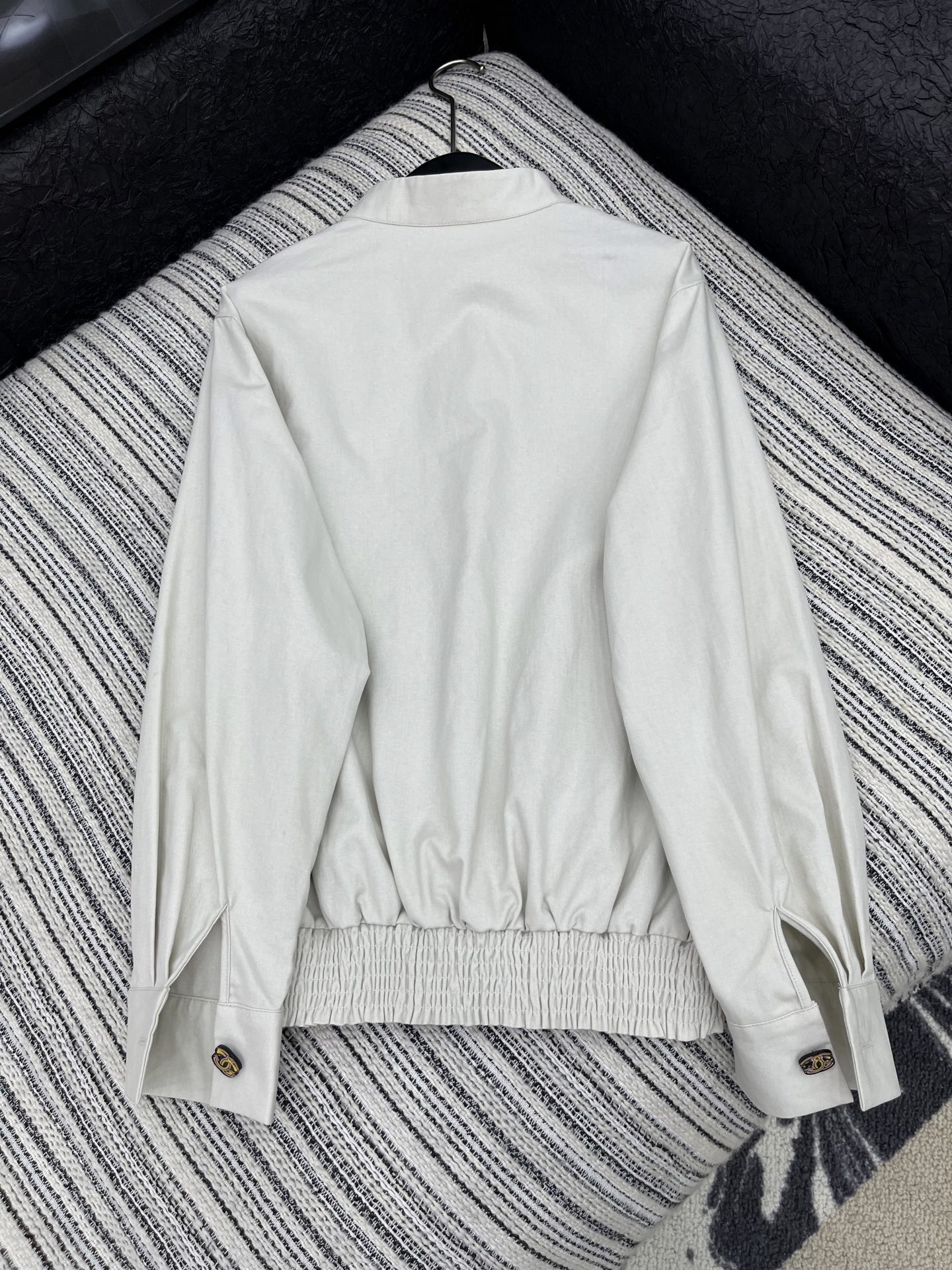 🛒𝐍𝐄𝐖 · 𝟐𝟎𝟐5/爆款现货

原单品质 Chane*｜2025新品中古风重工长袖半开扣上衣
高订面