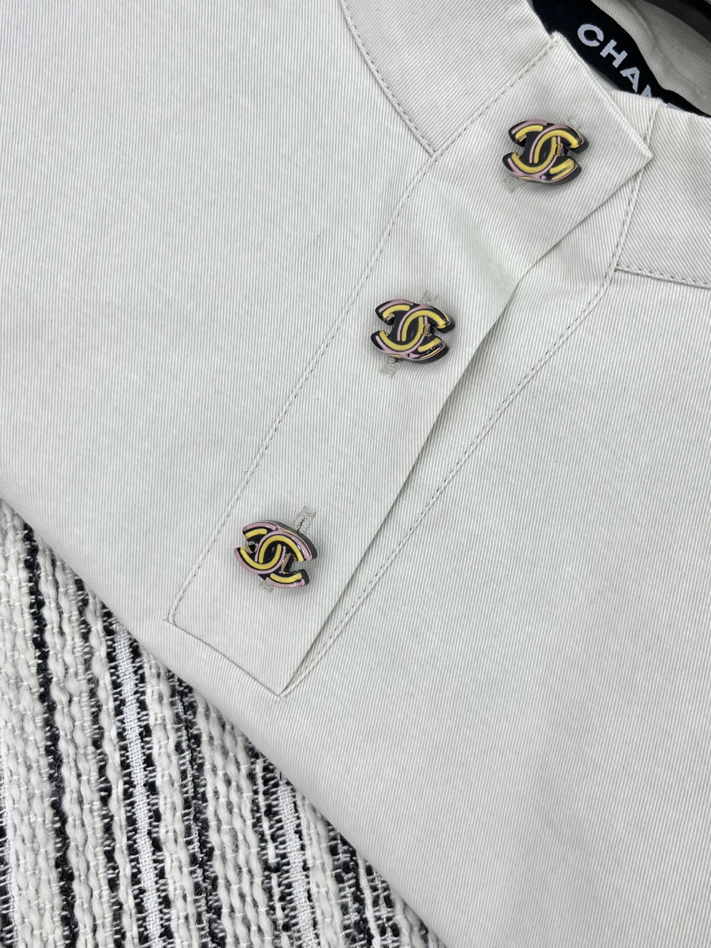 🛒𝐍𝐄𝐖 · 𝟐𝟎𝟐5/爆款现货

原单品质 Chane*｜2025新品中古风重工长袖半开扣上衣
高订面