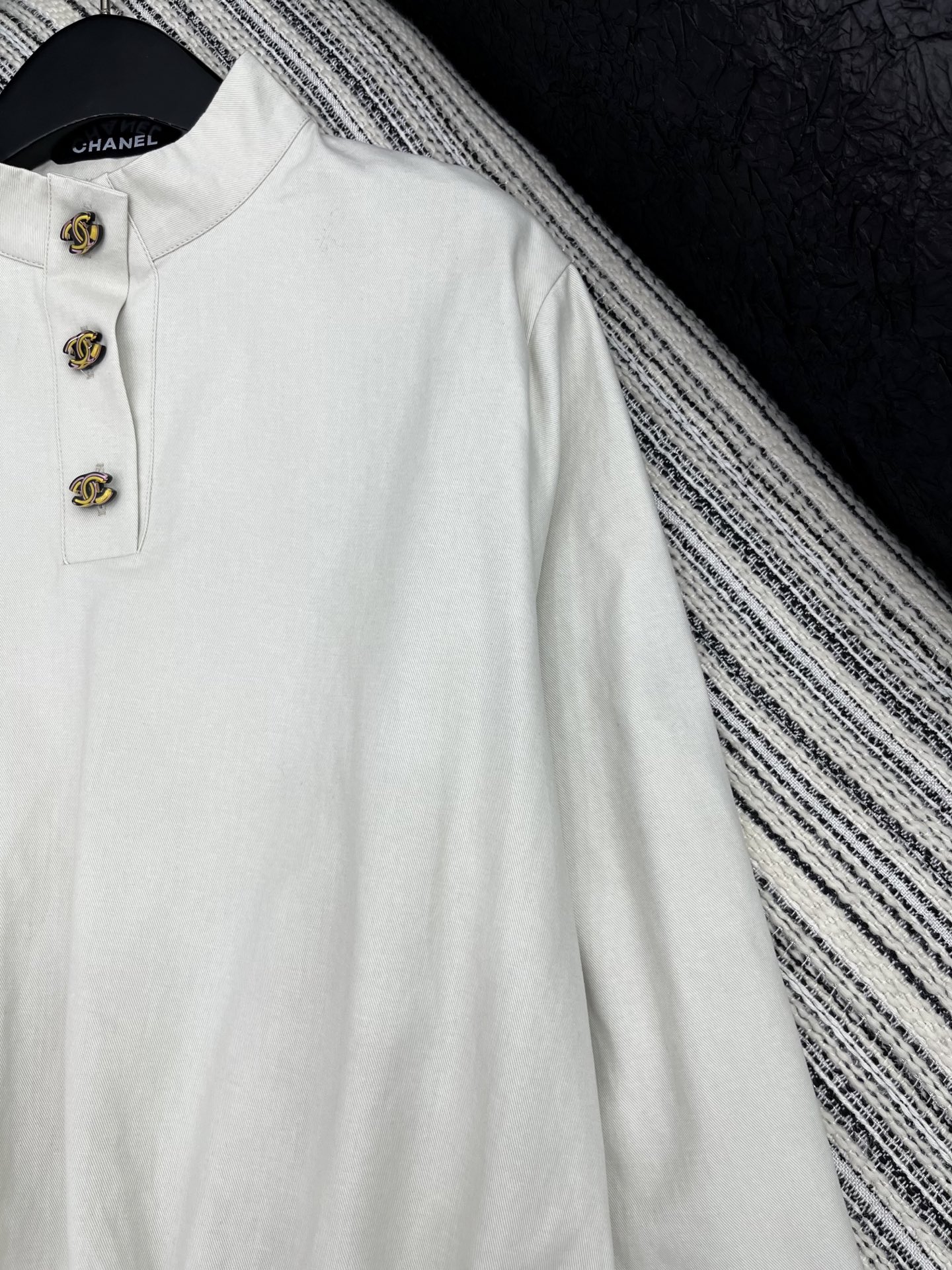 🛒𝐍𝐄𝐖 · 𝟐𝟎𝟐5/爆款现货

原单品质 Chane*｜2025新品中古风重工长袖半开扣上衣
高订面