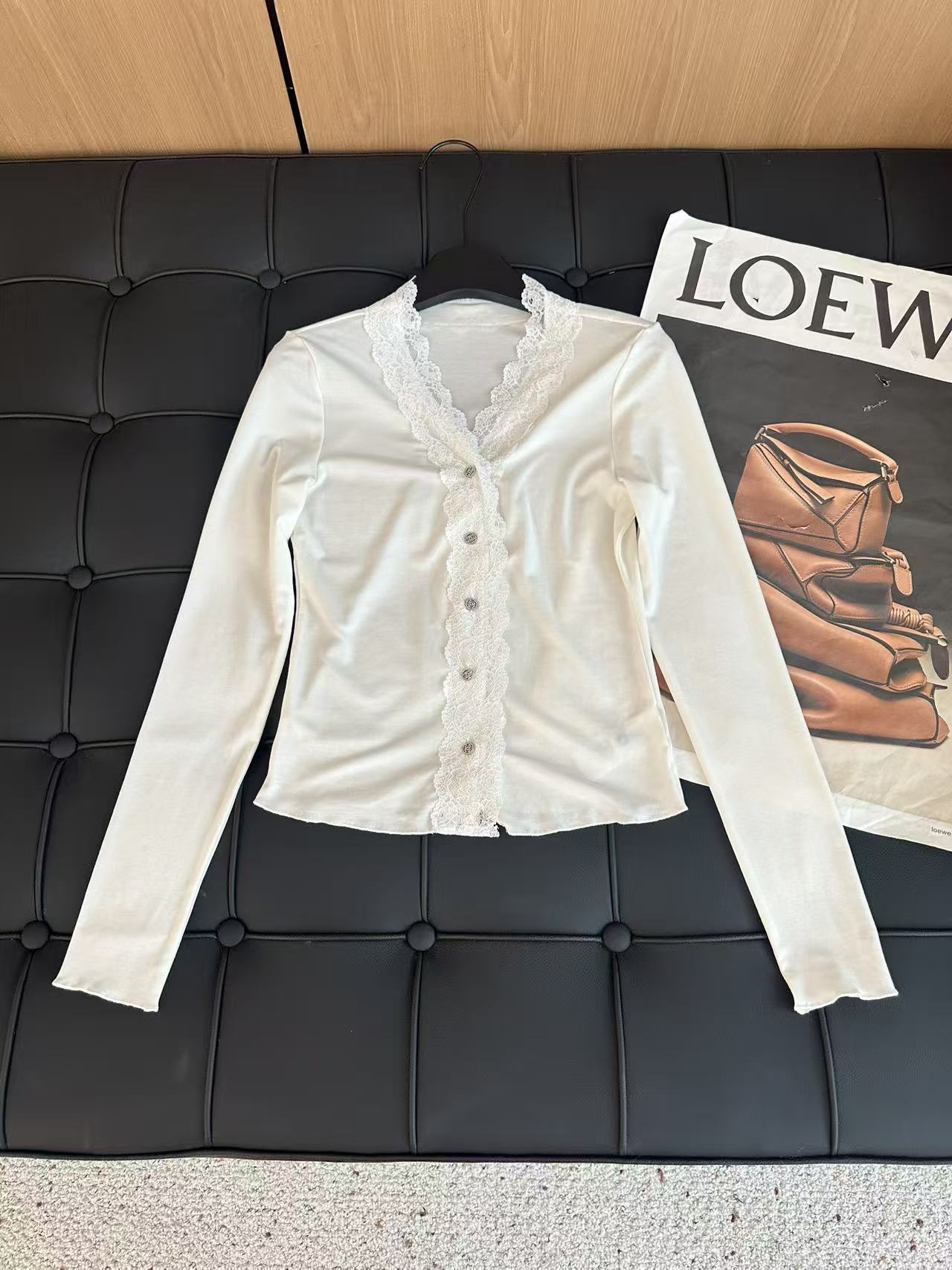 🛒𝐍𝐄𝐖 · 𝟐𝟎𝟐5/爆款现货

设计师  原创｜2025新款蕾丝拼接天丝羊毛打底开衫
云感舒适的系列