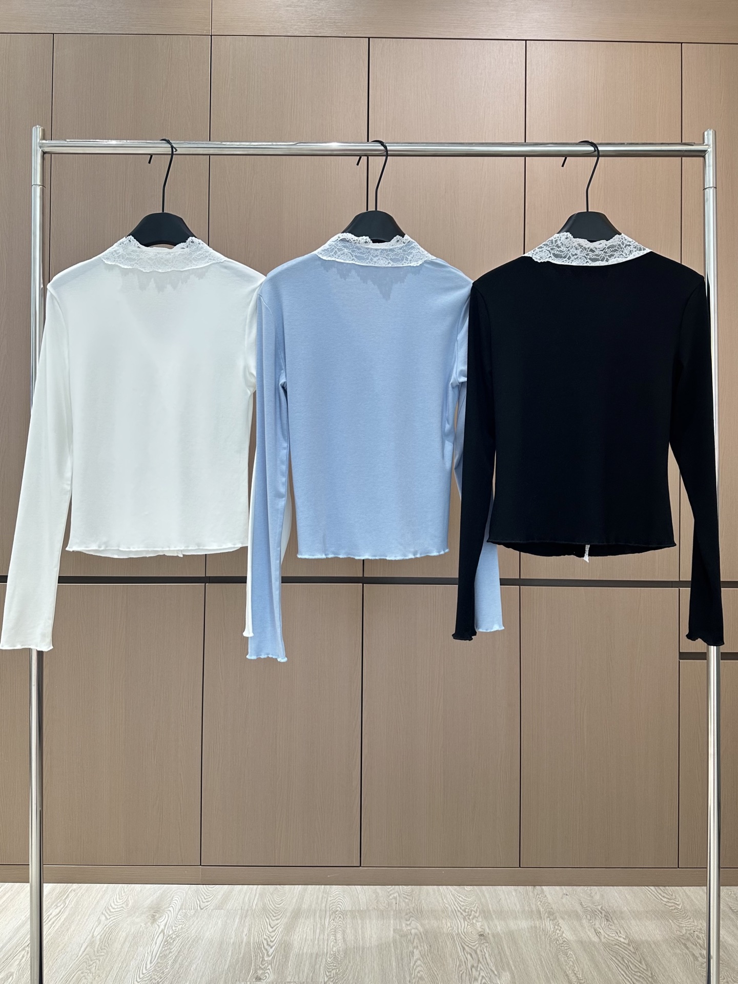 🛒𝐍𝐄𝐖 · 𝟐𝟎𝟐5/爆款现货

设计师  原创｜2025新款蕾丝拼接天丝羊毛打底开衫
云感舒适的系列