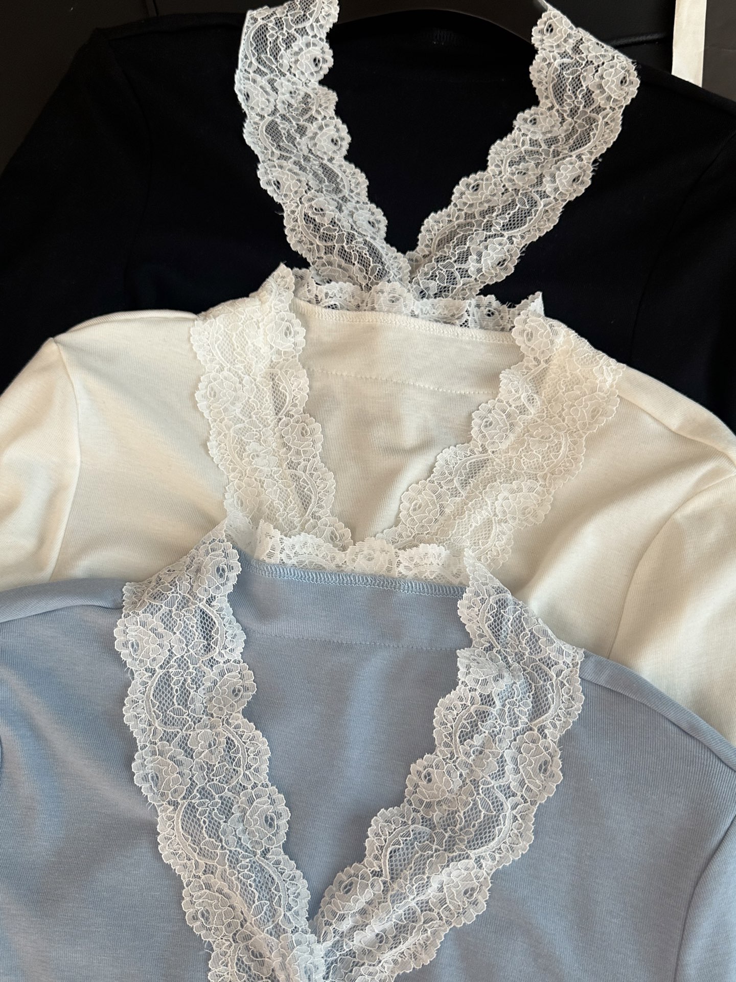 🛒𝐍𝐄𝐖 · 𝟐𝟎𝟐5/爆款现货

设计师  原创｜2025新款蕾丝拼接天丝羊毛打底开衫
云感舒适的系列