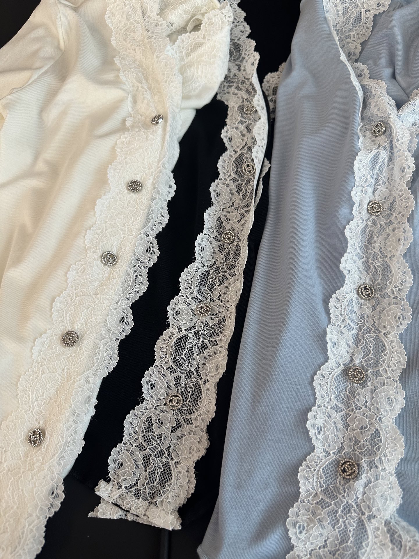 🛒𝐍𝐄𝐖 · 𝟐𝟎𝟐5/爆款现货

设计师  原创｜2025新款蕾丝拼接天丝羊毛打底开衫
云感舒适的系列