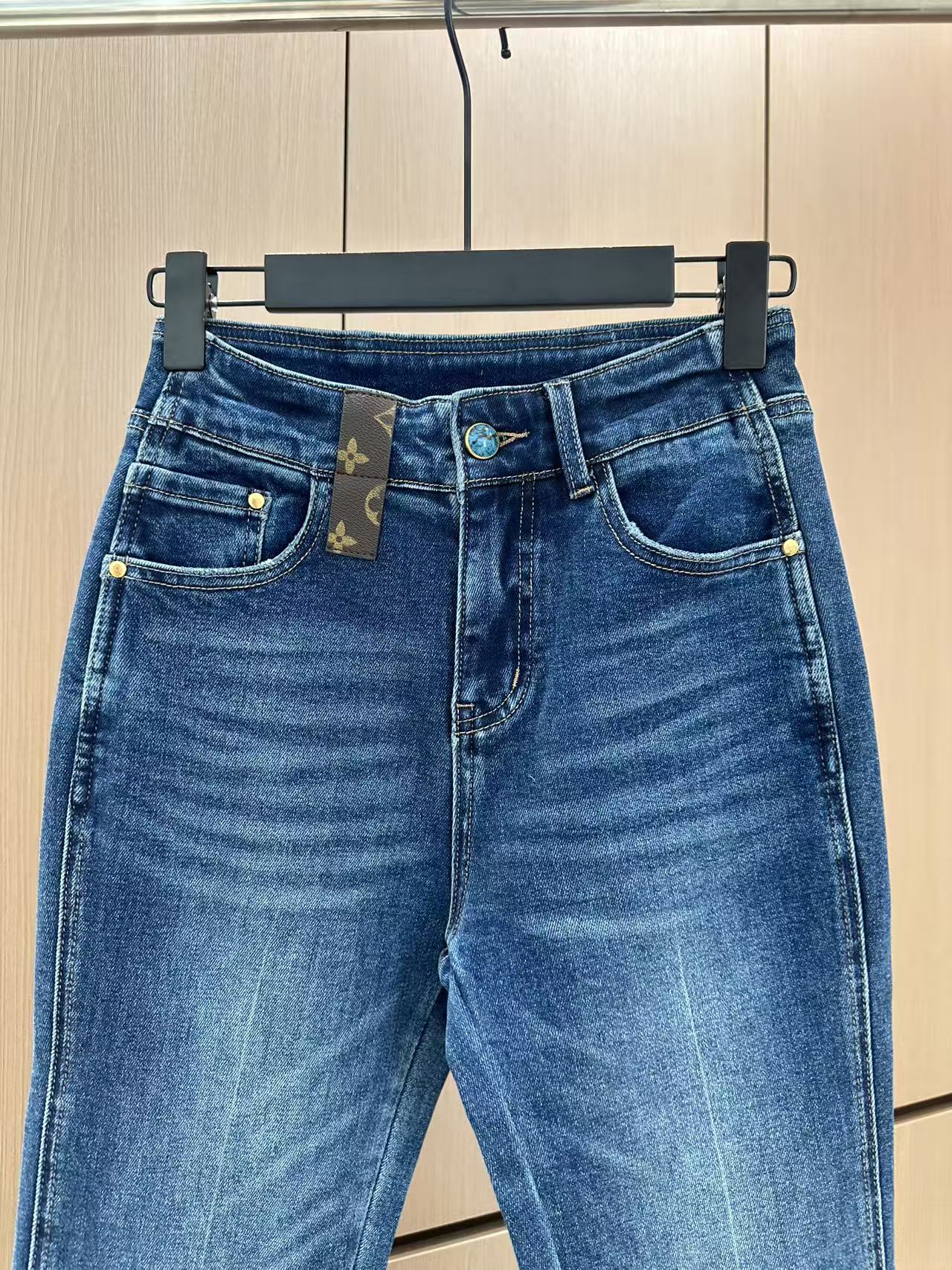 🛒𝐍𝐄𝐖 · 𝟐𝟎𝟐5/爆款现货

设计师 原创｜女神同款微喇牛仔裤 
这款牛仔裤选用优质面料，工艺渐变