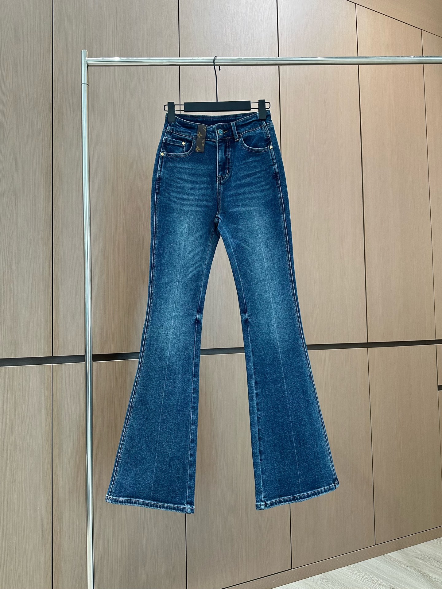 🛒𝐍𝐄𝐖 · 𝟐𝟎𝟐5/爆款现货

设计师 原创｜女神同款微喇牛仔裤 
这款牛仔裤选用优质面料，工艺渐变