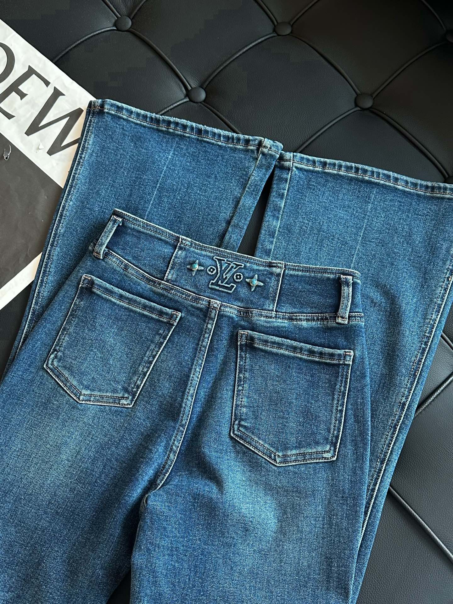 🛒𝐍𝐄𝐖 · 𝟐𝟎𝟐5/爆款现货

设计师 原创｜女神同款微喇牛仔裤 
这款牛仔裤选用优质面料，工艺渐变