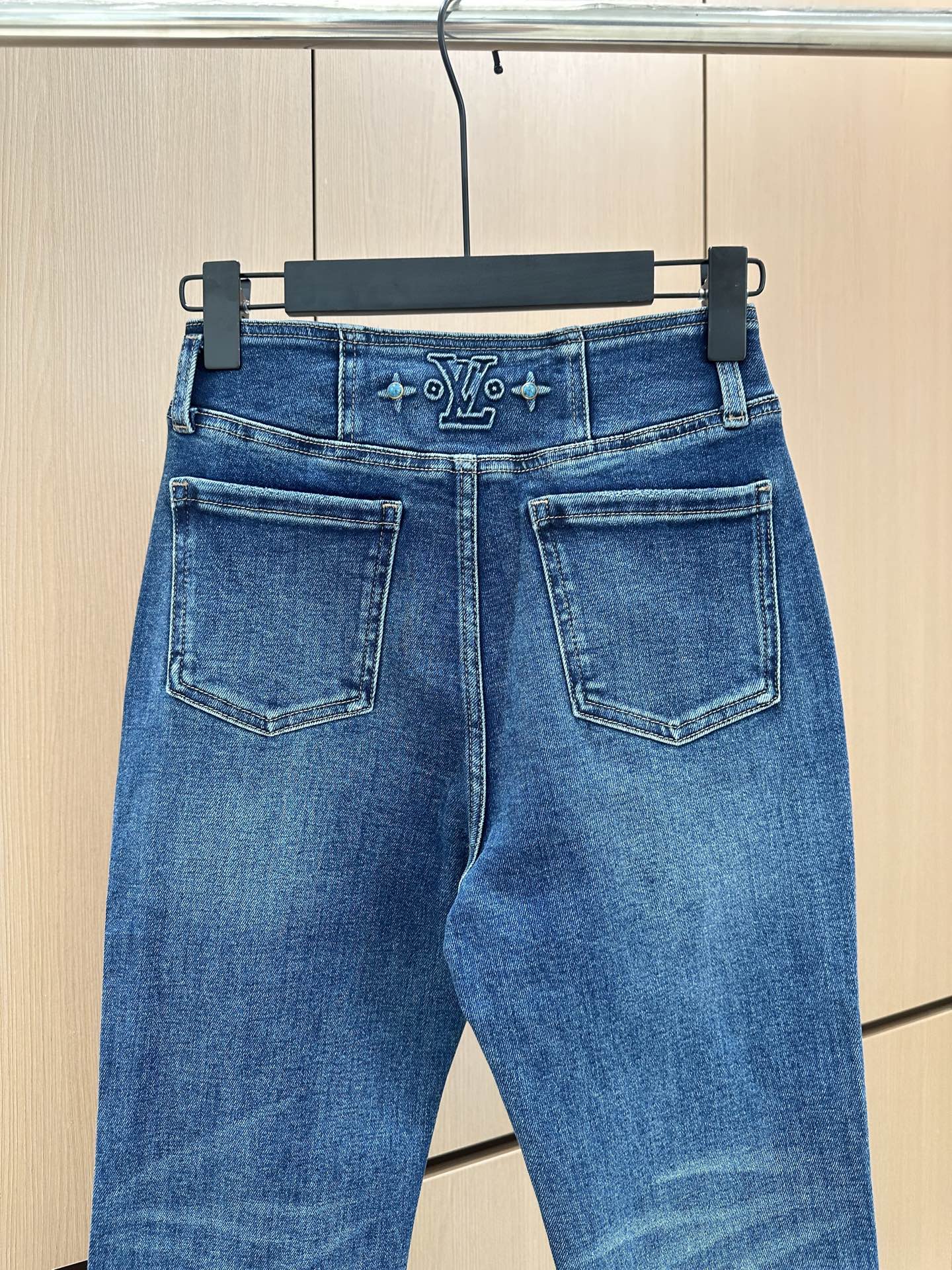 🛒𝐍𝐄𝐖 · 𝟐𝟎𝟐5/爆款现货

设计师 原创｜女神同款微喇牛仔裤 
这款牛仔裤选用优质面料，工艺渐变