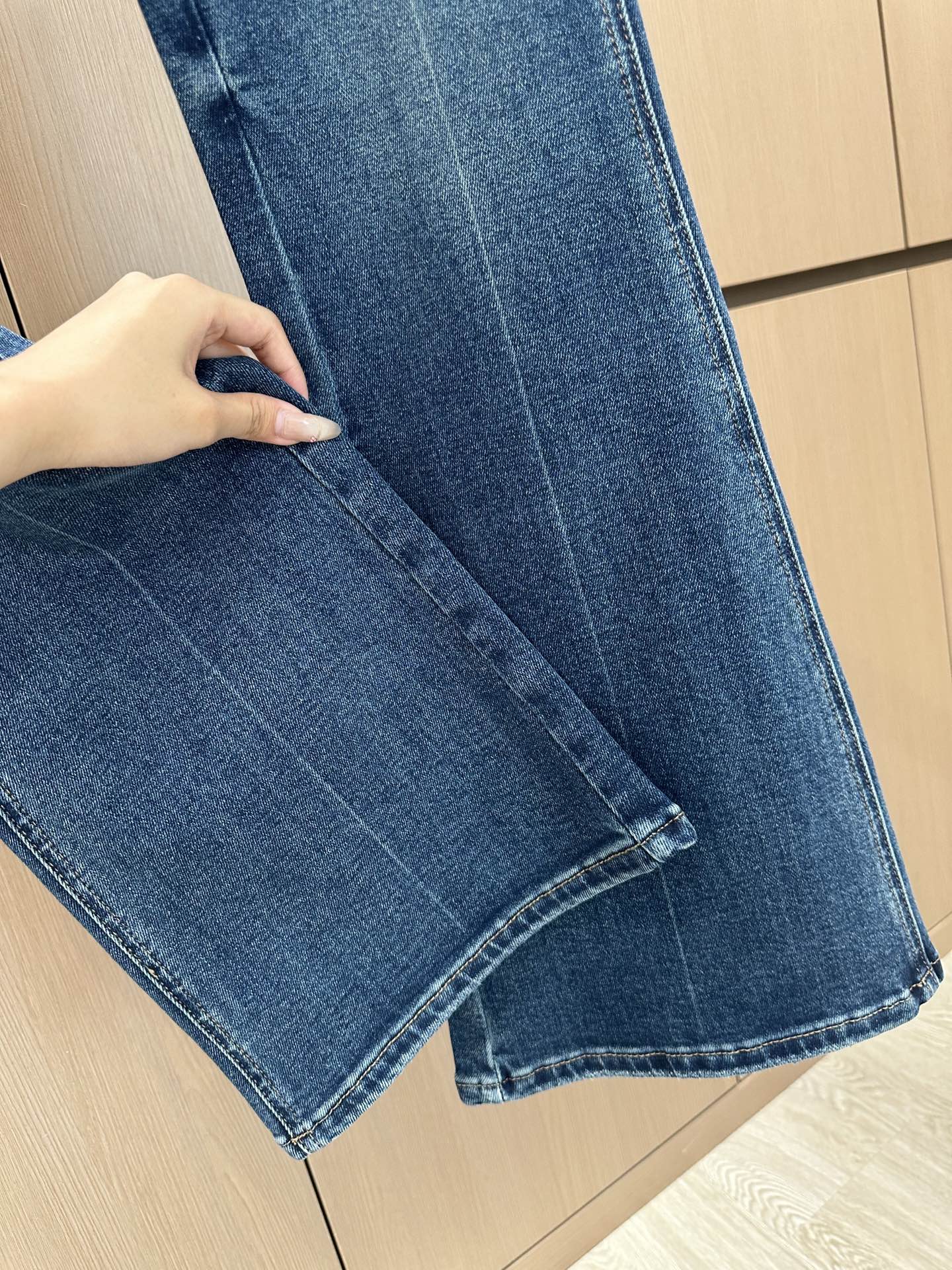 🛒𝐍𝐄𝐖 · 𝟐𝟎𝟐5/爆款现货

设计师 原创｜女神同款微喇牛仔裤 
这款牛仔裤选用优质面料，工艺渐变