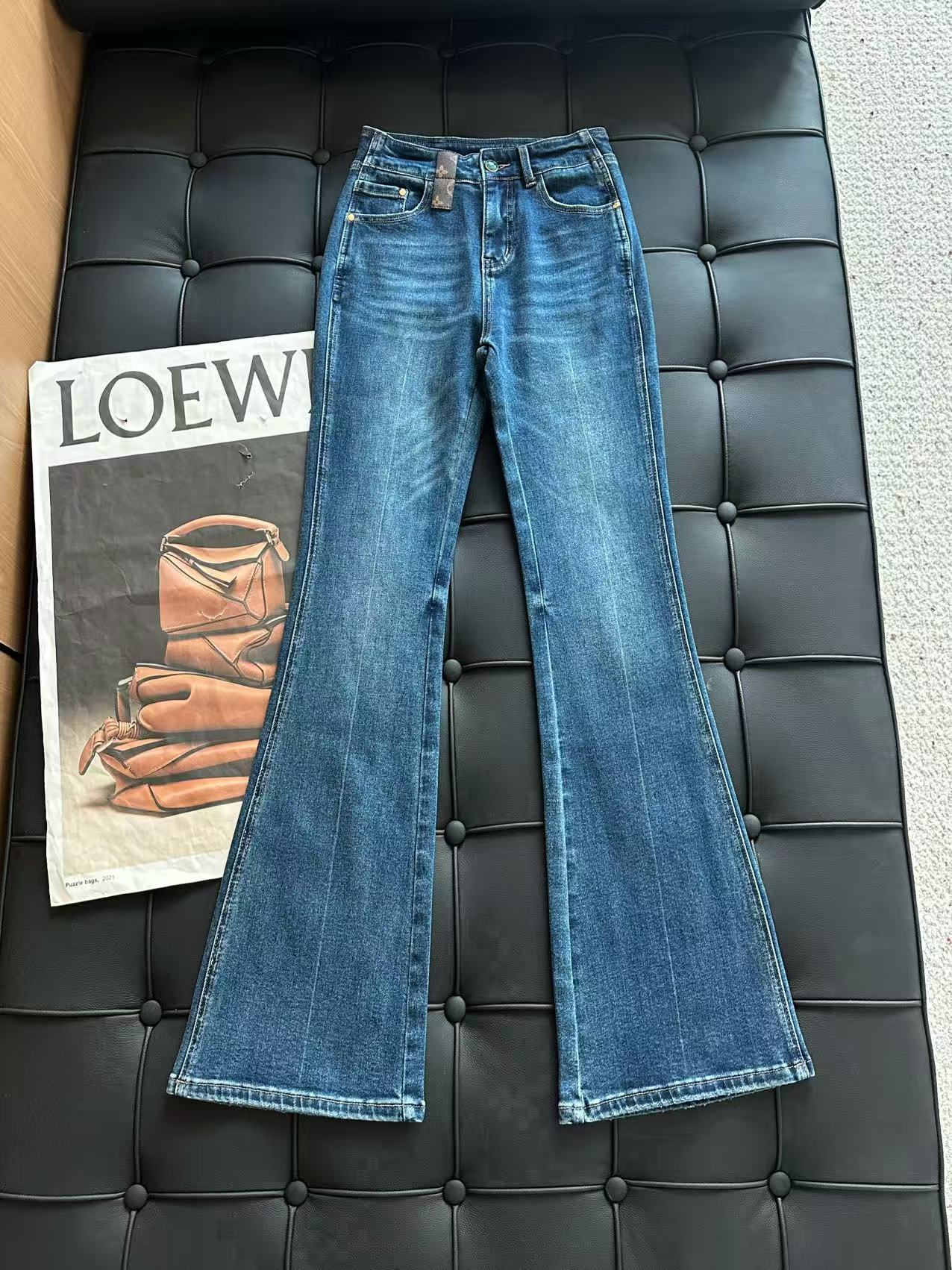 🛒𝐍𝐄𝐖 · 𝟐𝟎𝟐5/爆款现货

设计师 原创｜女神同款微喇牛仔裤 
这款牛仔裤选用优质面料，工艺渐变