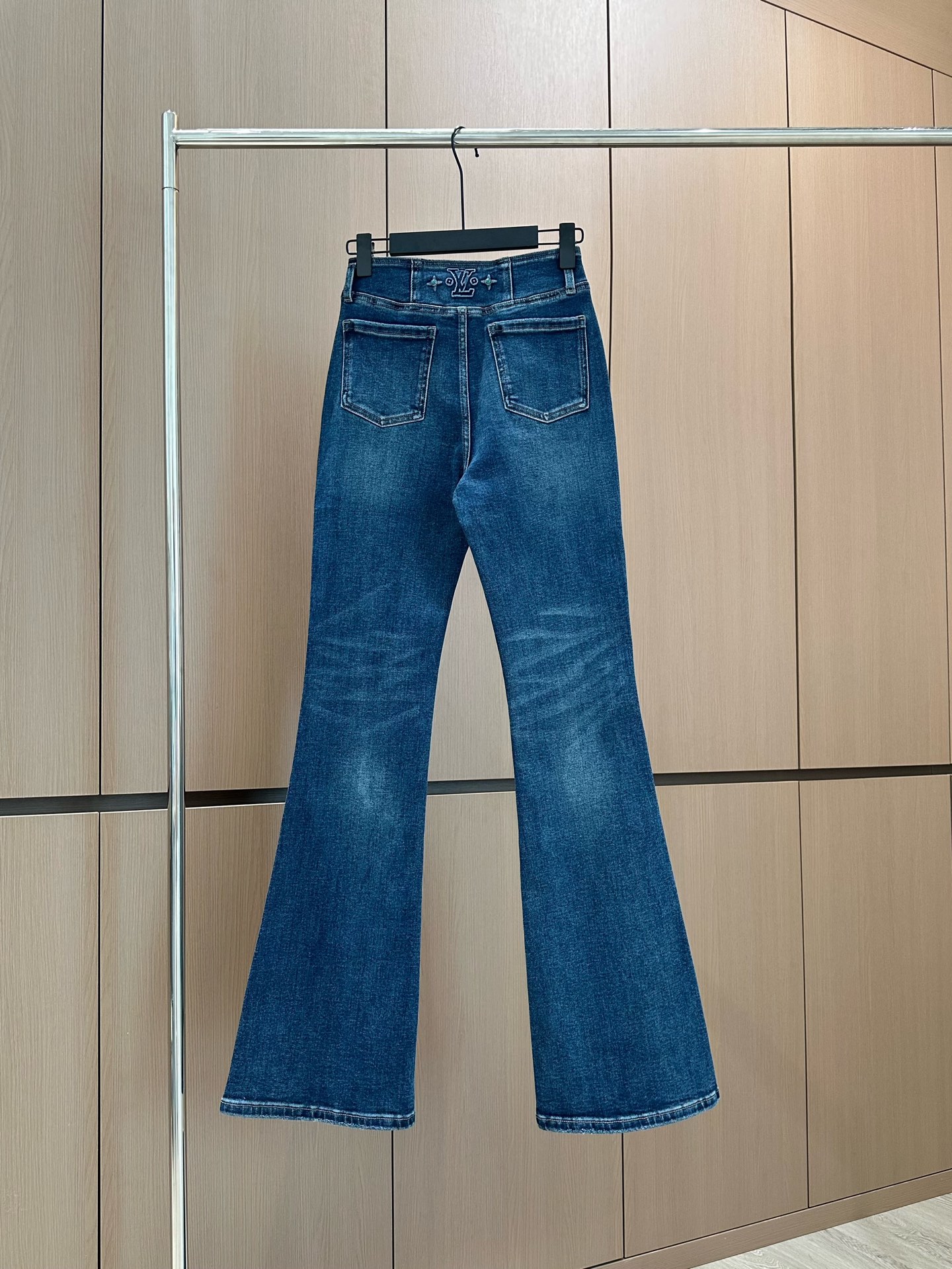 🛒𝐍𝐄𝐖 · 𝟐𝟎𝟐5/爆款现货

设计师 原创｜女神同款微喇牛仔裤 
这款牛仔裤选用优质面料，工艺渐变