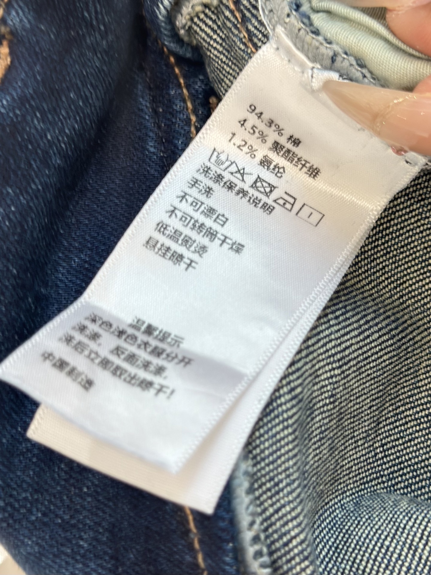 🛒𝐍𝐄𝐖 · 𝟐𝟎𝟐5/爆款现货

设计师 原创｜女神同款微喇牛仔裤 
这款牛仔裤选用优质面料，工艺渐变