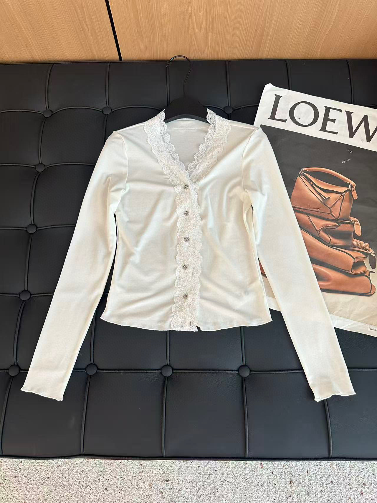 🛒𝐍𝐄𝐖 · 𝟐𝟎𝟐5/爆款现货设计师 原创｜2025新款蕾丝拼接天丝羊毛打底开衫云感舒适的系列！上身的