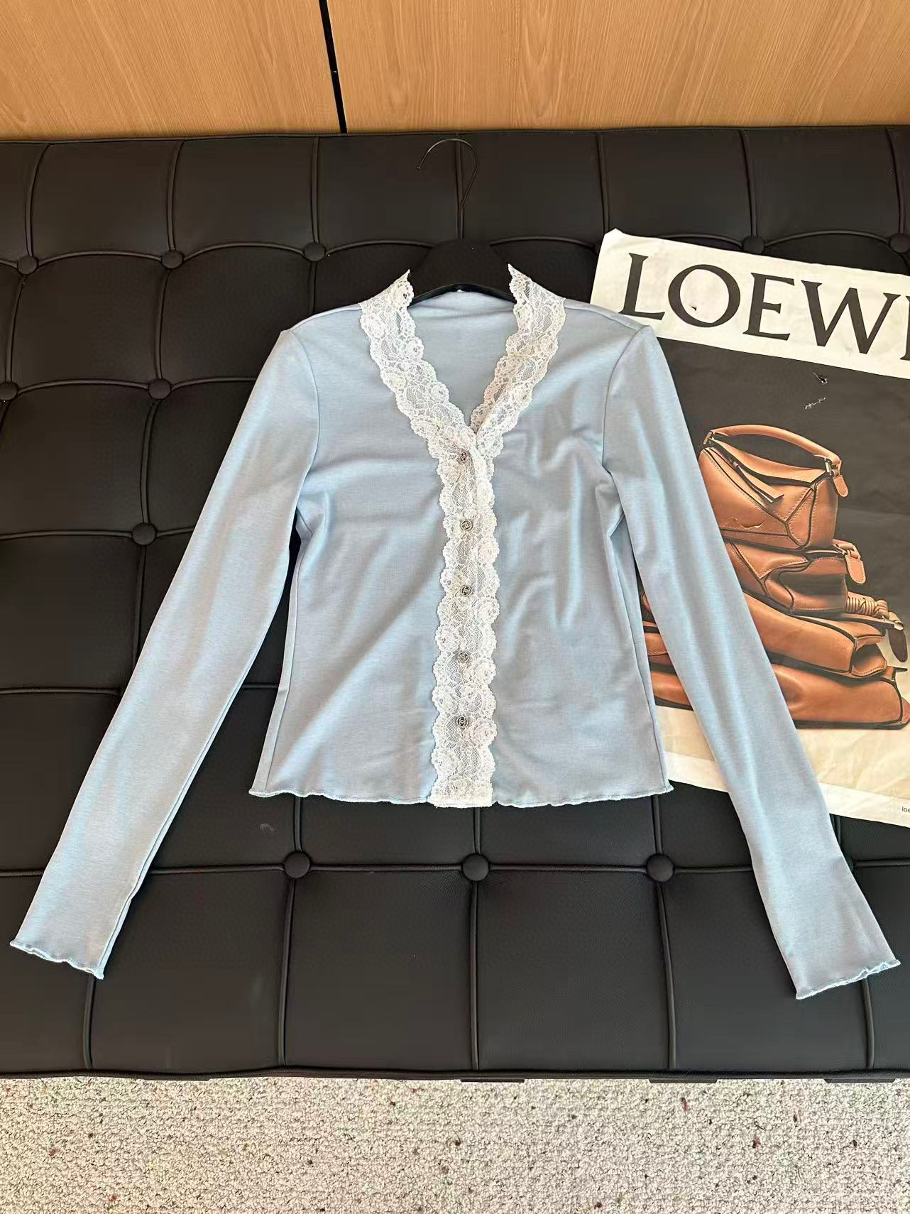 🛒𝐍𝐄𝐖 · 𝟐𝟎𝟐5/爆款现货设计师 原创｜2025新款蕾丝拼接天丝羊毛打底开衫云感舒适的系列！上身的