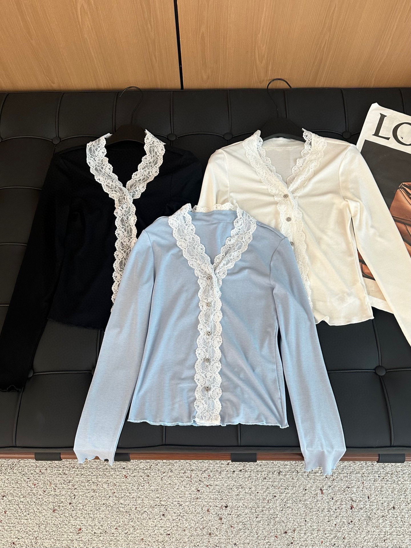 🛒𝐍𝐄𝐖 · 𝟐𝟎𝟐5/爆款现货设计师 原创｜2025新款蕾丝拼接天丝羊毛打底开衫云感舒适的系列！上身的