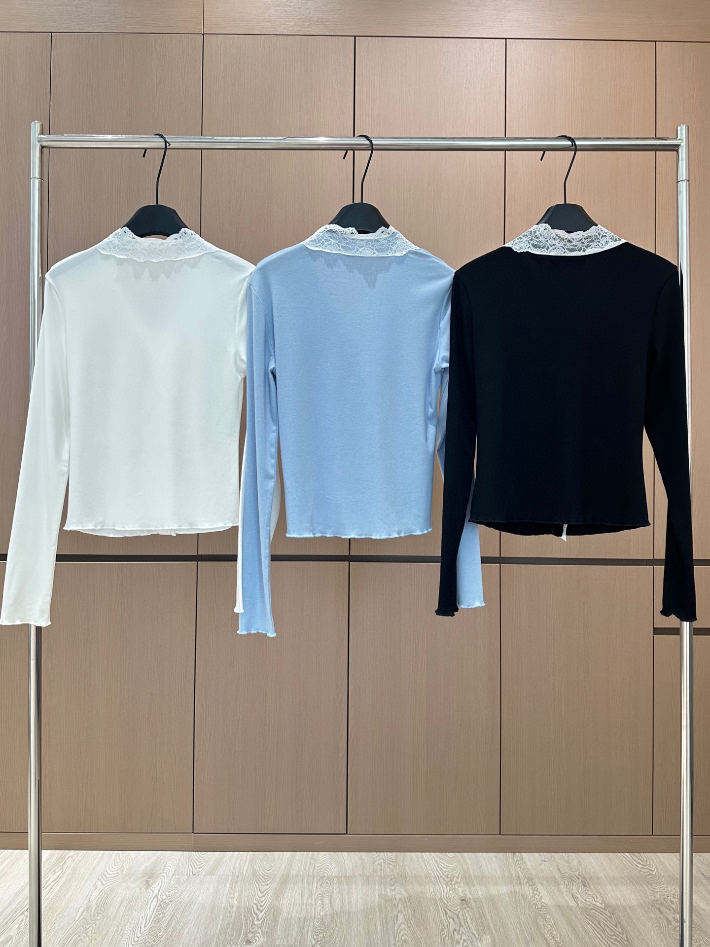 🛒𝐍𝐄𝐖 · 𝟐𝟎𝟐5/爆款现货设计师 原创｜2025新款蕾丝拼接天丝羊毛打底开衫云感舒适的系列！上身的