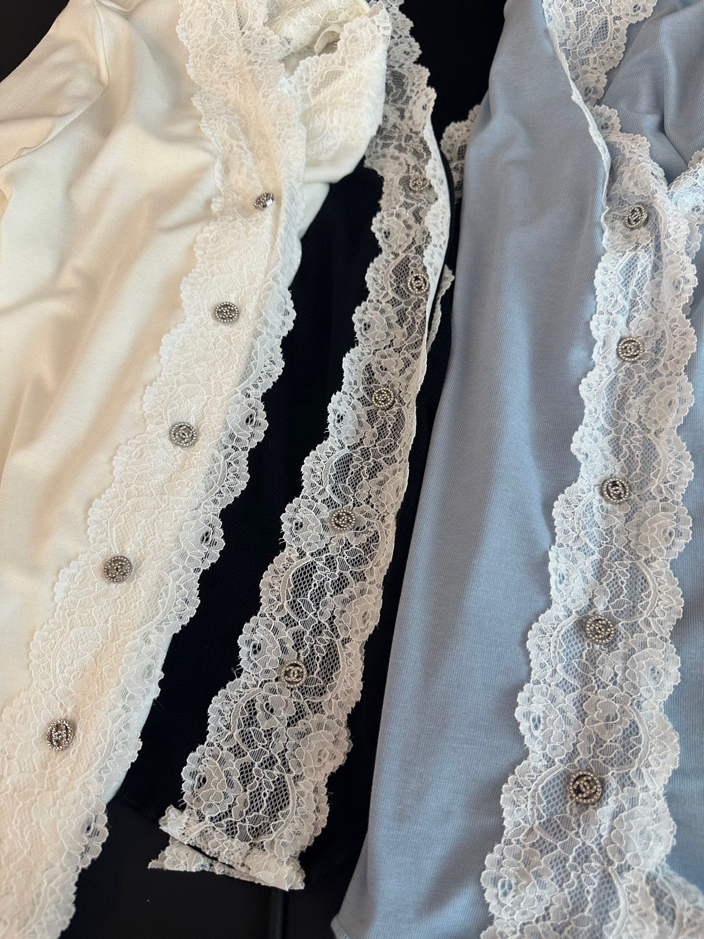 🛒𝐍𝐄𝐖 · 𝟐𝟎𝟐5/爆款现货设计师 原创｜2025新款蕾丝拼接天丝羊毛打底开衫云感舒适的系列！上身的