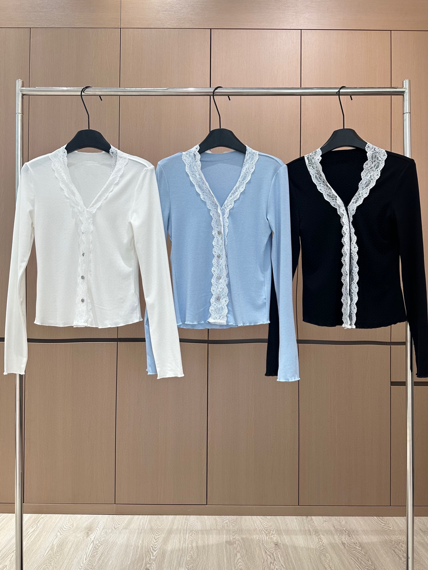 🛒𝐍𝐄𝐖 · 𝟐𝟎𝟐5/爆款现货设计师 原创｜2025新款蕾丝拼接天丝羊毛打底开衫云感舒适的系列！上身的