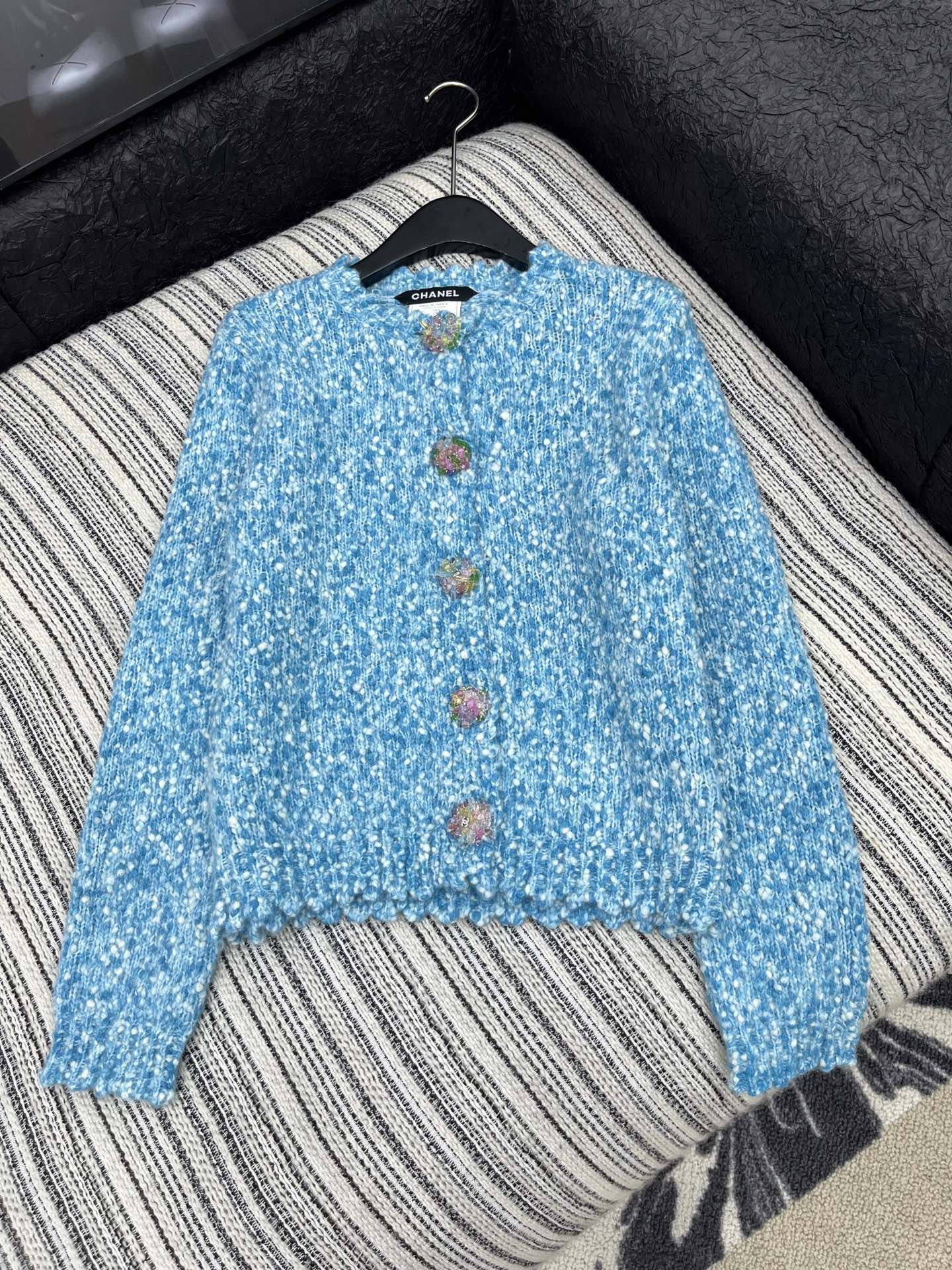 🛒𝐍𝐄𝐖 · 𝟐𝟎𝟐5/爆款现货原单品质 Chan*｜25中古系列重工手工大钻扣圆领外套独家订制纱线 ，