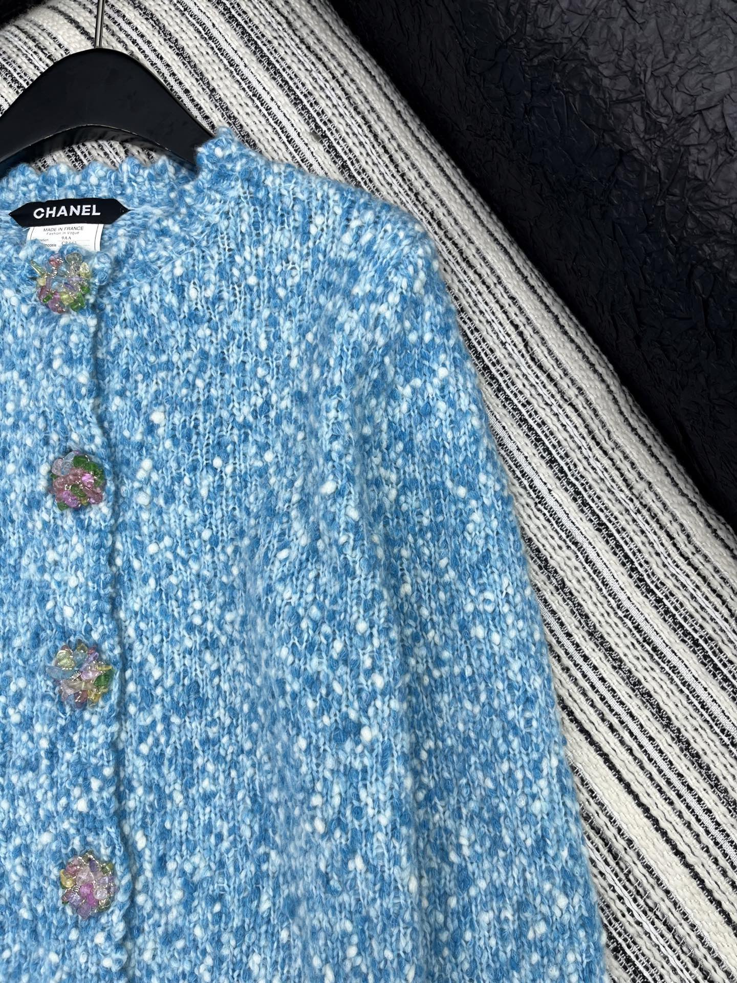 🛒𝐍𝐄𝐖 · 𝟐𝟎𝟐5/爆款现货原单品质 Chan*｜25中古系列重工手工大钻扣圆领外套独家订制纱线 ，