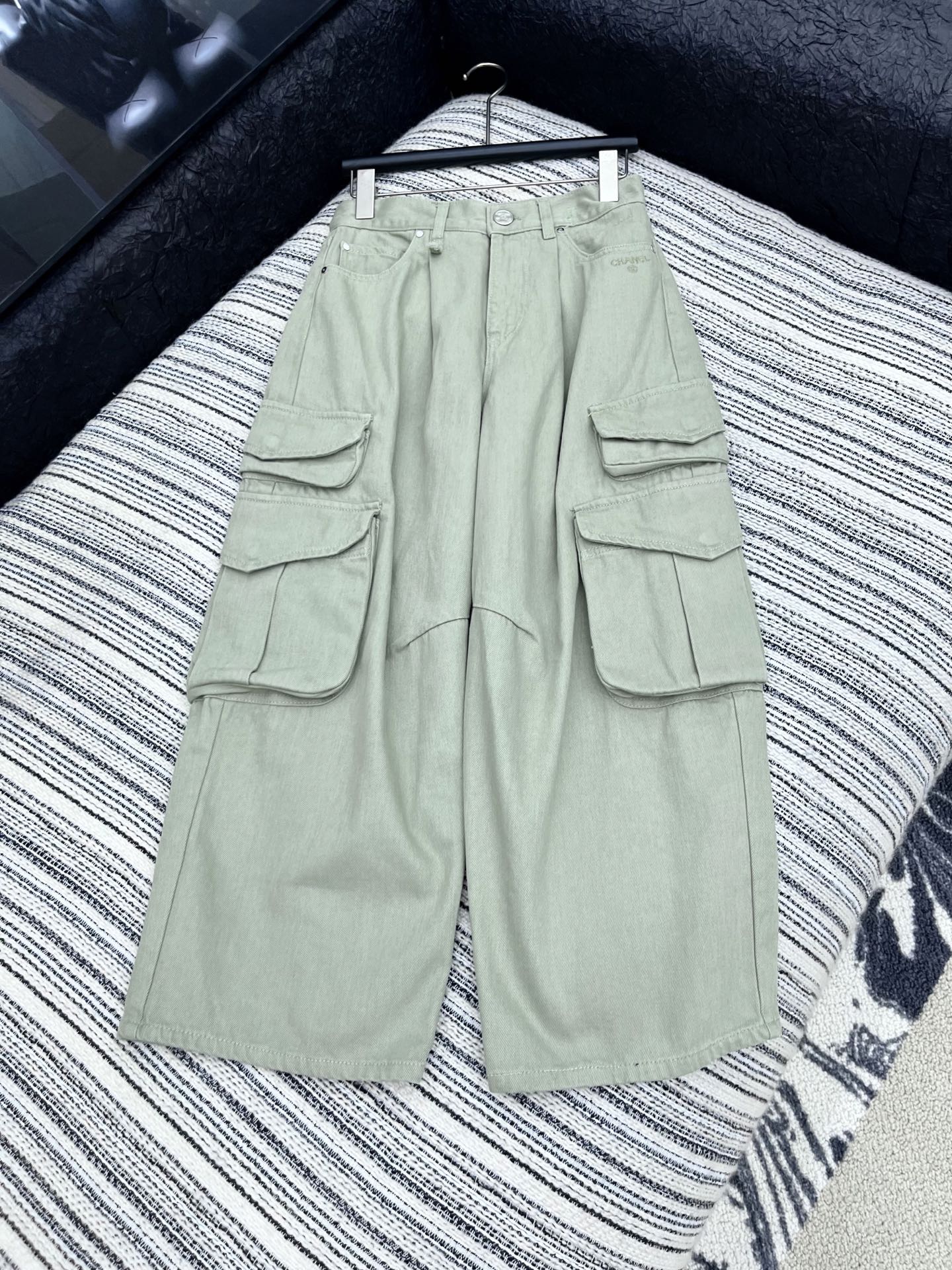 🛒𝐍𝐄𝐖 · 𝟐𝟎𝟐5/爆款现货原单品质 Chan*｜25中古系列工装式口袋牛仔裤 这款牛仔裤选用优质面