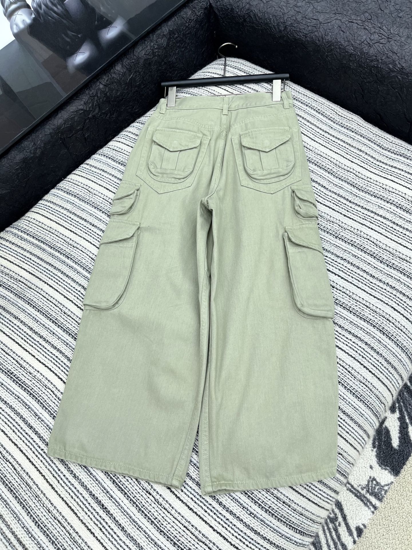 🛒𝐍𝐄𝐖 · 𝟐𝟎𝟐5/爆款现货原单品质 Chan*｜25中古系列工装式口袋牛仔裤 这款牛仔裤选用优质面