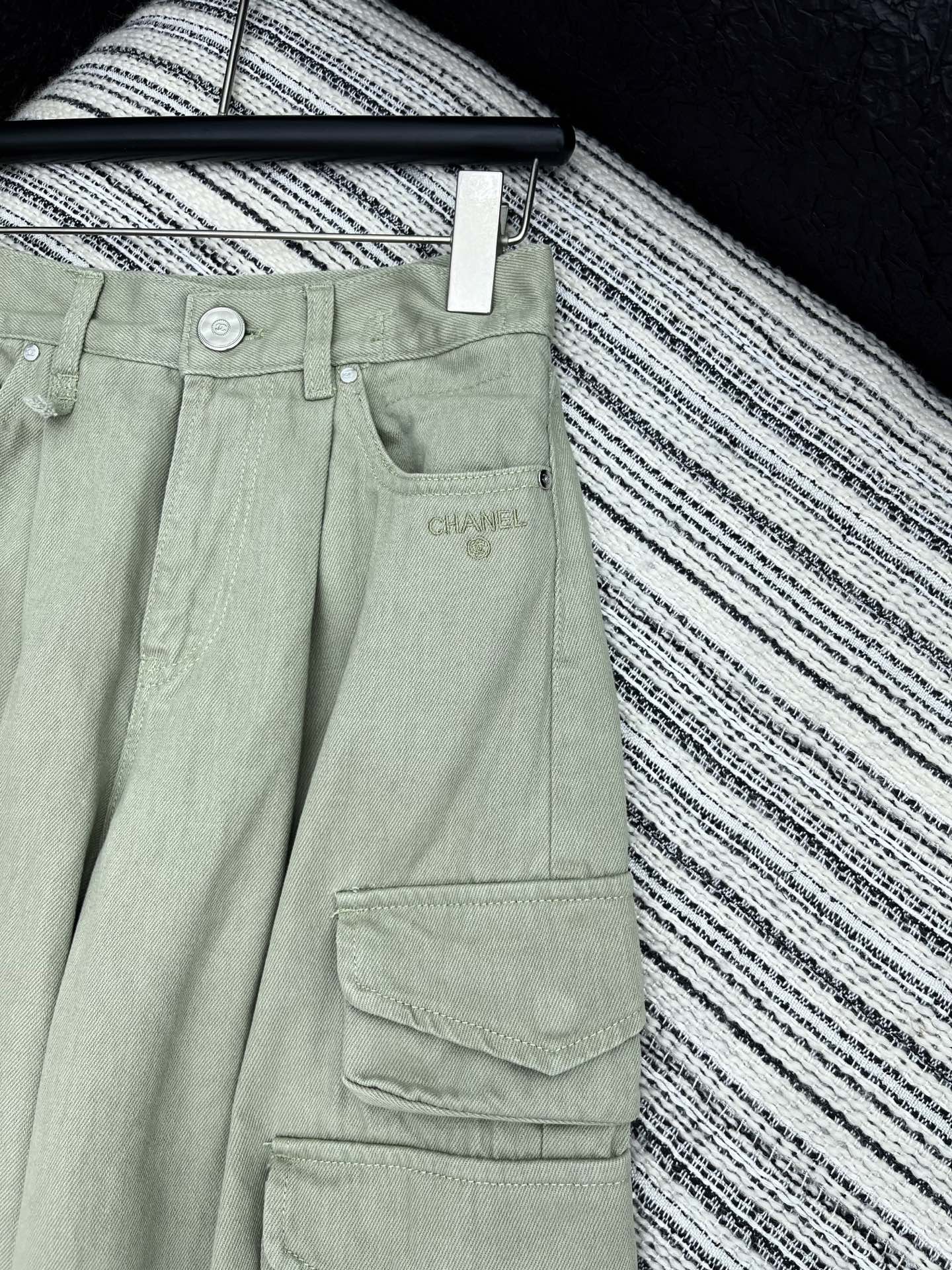 🛒𝐍𝐄𝐖 · 𝟐𝟎𝟐5/爆款现货原单品质 Chan*｜25中古系列工装式口袋牛仔裤 这款牛仔裤选用优质面