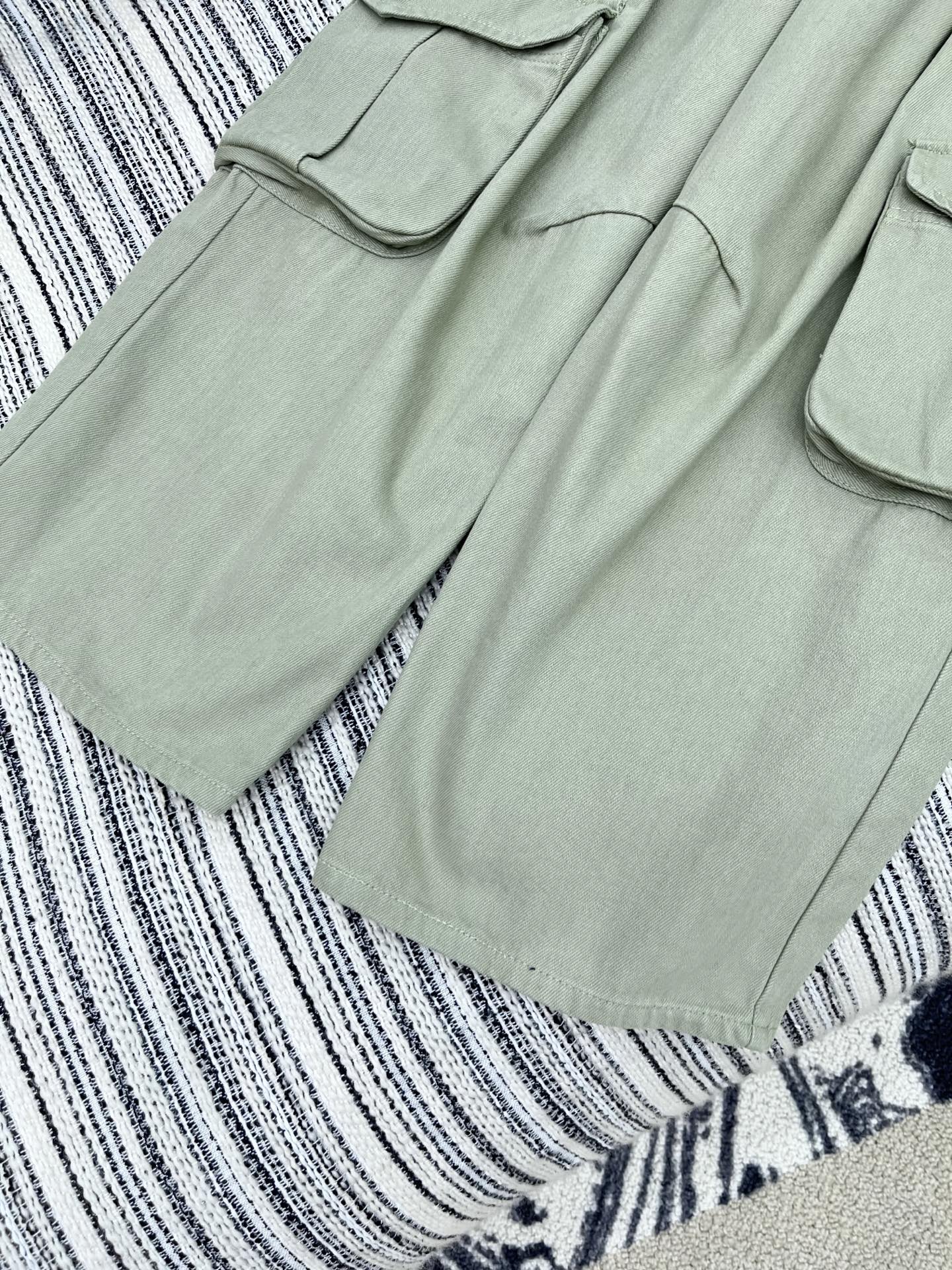 🛒𝐍𝐄𝐖 · 𝟐𝟎𝟐5/爆款现货原单品质 Chan*｜25中古系列工装式口袋牛仔裤 这款牛仔裤选用优质面