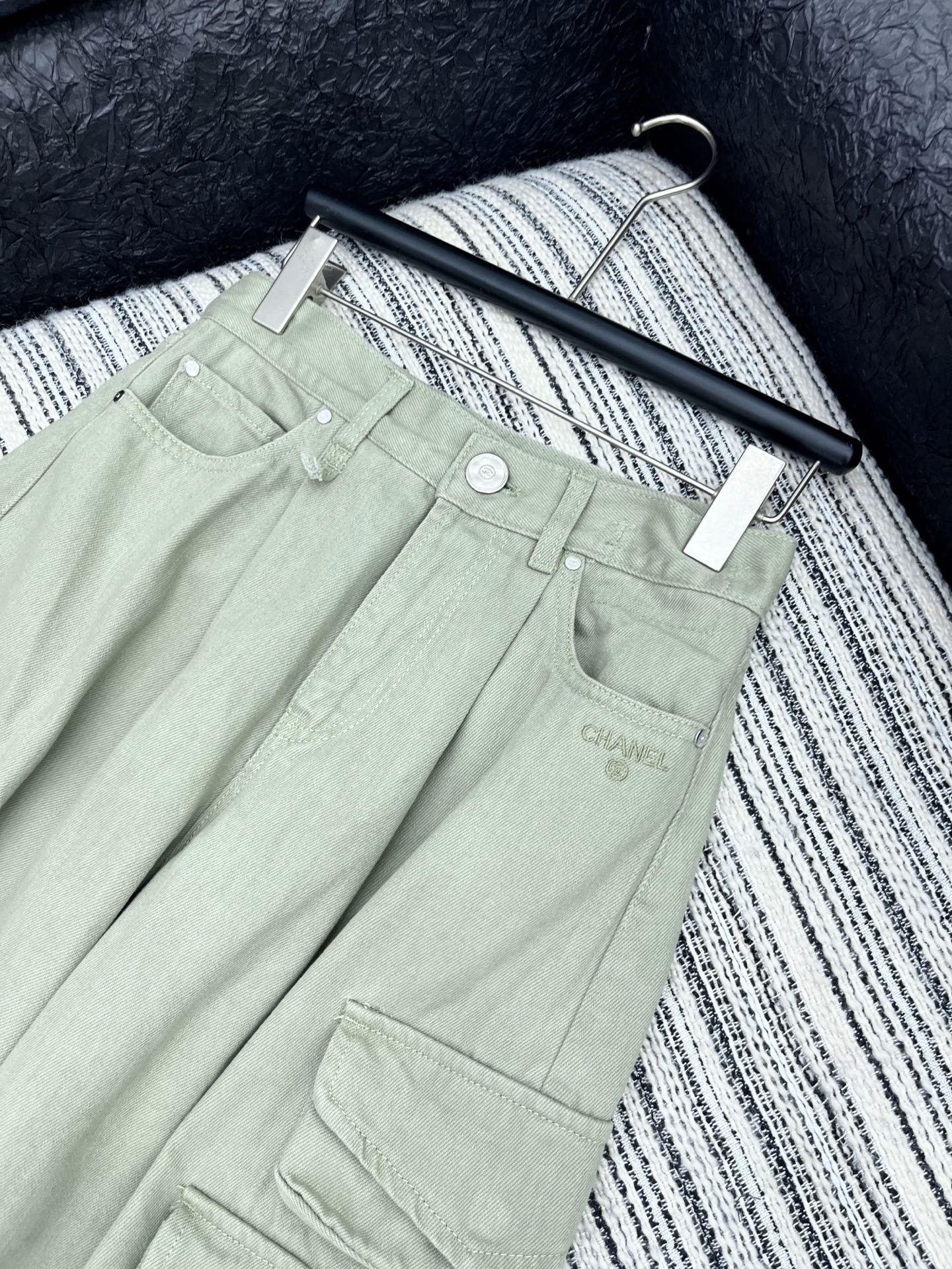 🛒𝐍𝐄𝐖 · 𝟐𝟎𝟐5/爆款现货原单品质 Chan*｜25中古系列工装式口袋牛仔裤 这款牛仔裤选用优质面