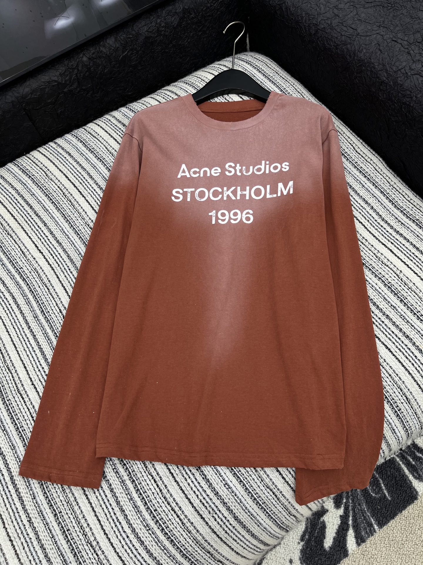 🛒𝐍𝐄𝐖 · 𝟐𝟎𝟐5/爆款现货【原版定制】Acne Stu *｜精致重工洗水磨破印花长袖T恤高级扎染 