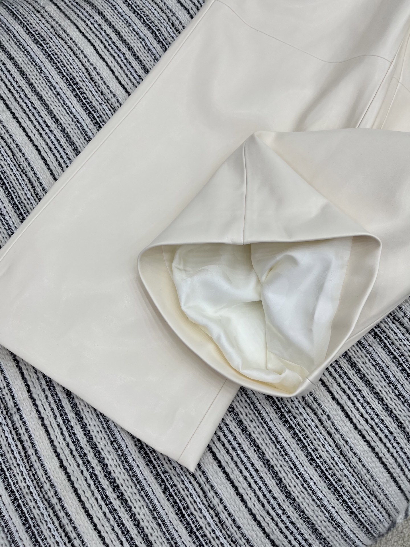 🛒𝐍𝐄𝐖 · 𝟐𝟎𝟐5/爆款现货原单品质 Chan*｜25新款进口植物蛋白皮皮休闲裤四季皆可入，手感柔软