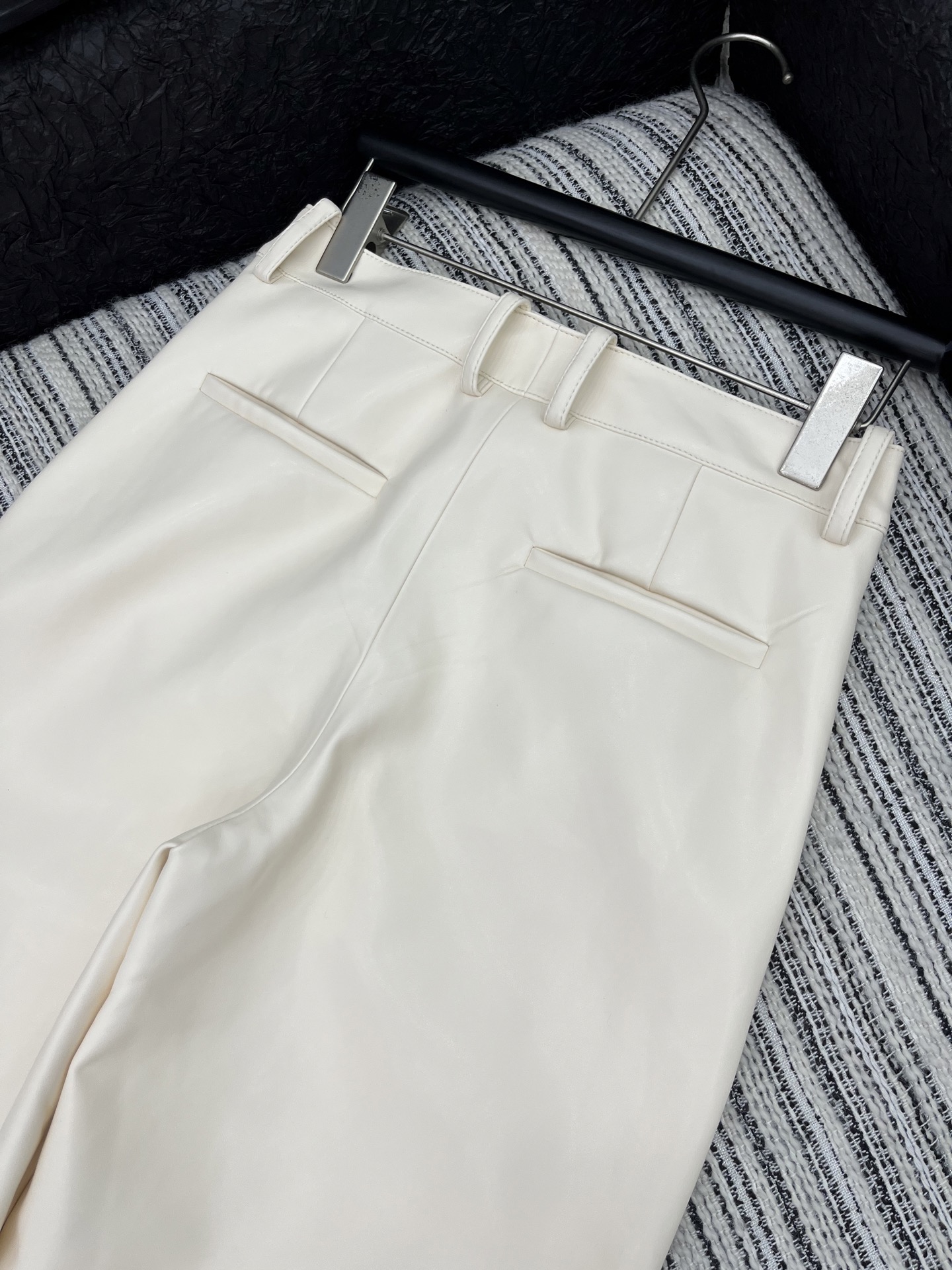 🛒𝐍𝐄𝐖 · 𝟐𝟎𝟐5/爆款现货原单品质 Chan*｜25新款进口植物蛋白皮皮休闲裤四季皆可入，手感柔软