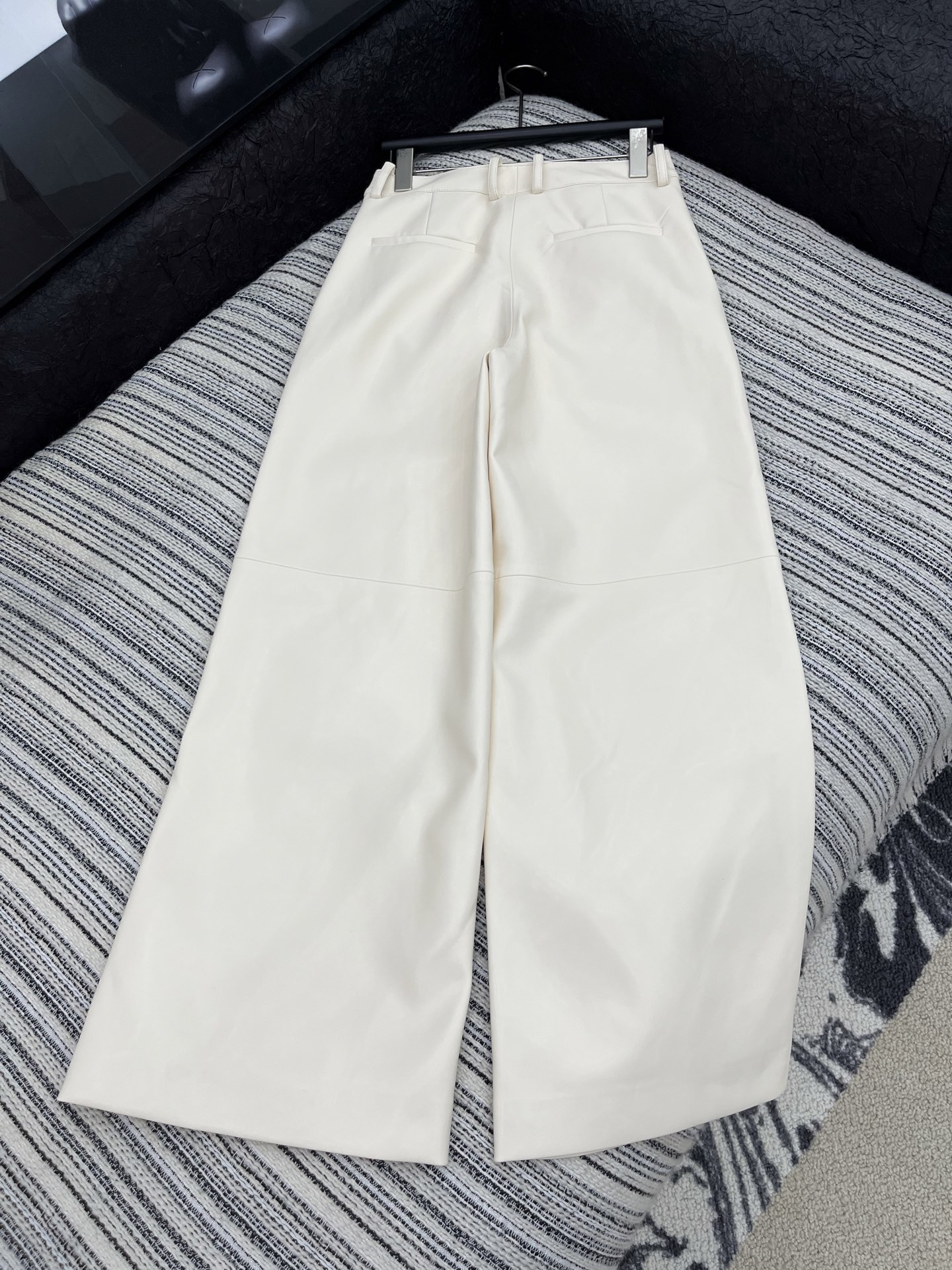 🛒𝐍𝐄𝐖 · 𝟐𝟎𝟐5/爆款现货原单品质 Chan*｜25新款进口植物蛋白皮皮休闲裤四季皆可入，手感柔软