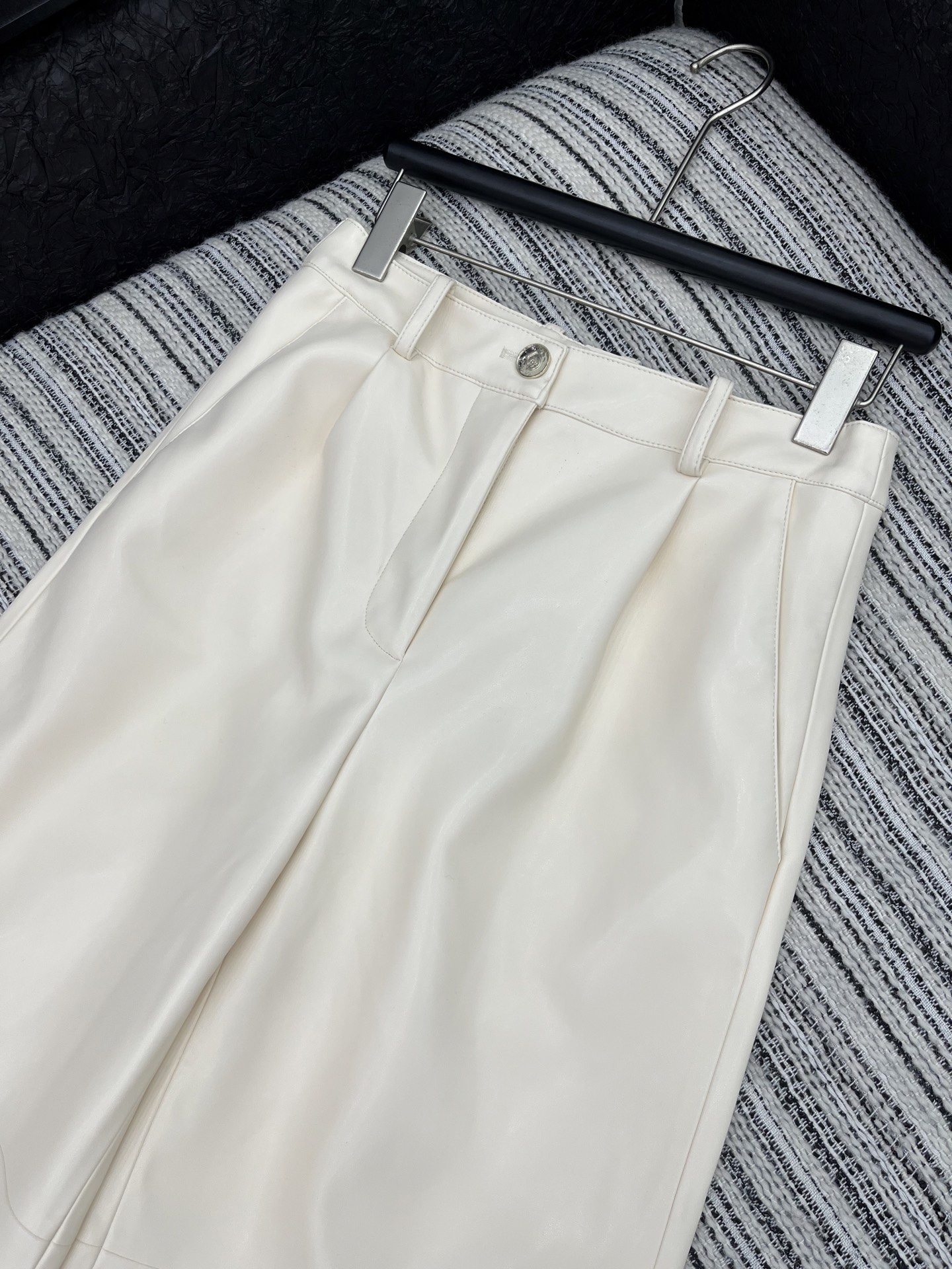 🛒𝐍𝐄𝐖 · 𝟐𝟎𝟐5/爆款现货原单品质 Chan*｜25新款进口植物蛋白皮皮休闲裤四季皆可入，手感柔软