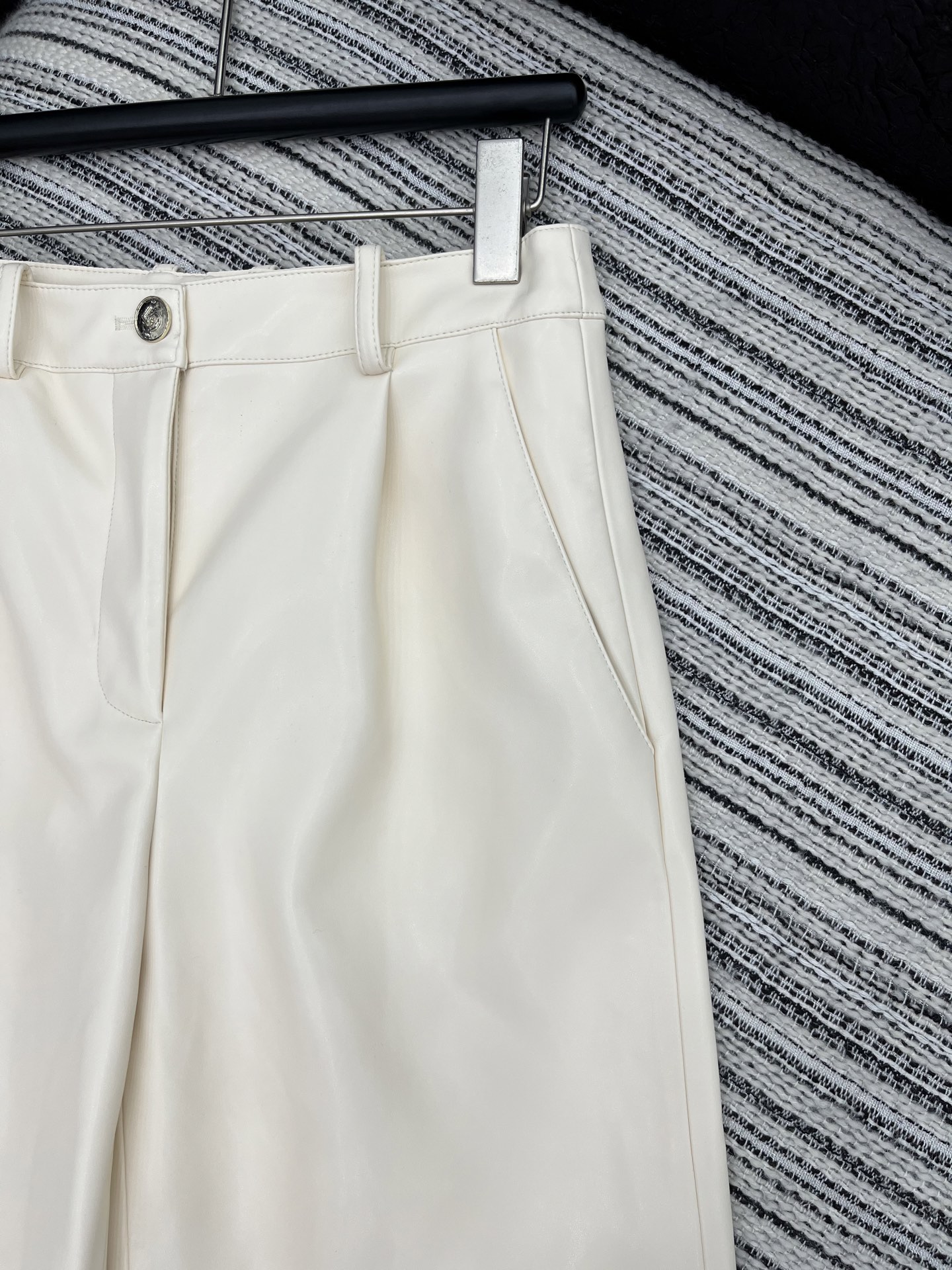 🛒𝐍𝐄𝐖 · 𝟐𝟎𝟐5/爆款现货原单品质 Chan*｜25新款进口植物蛋白皮皮休闲裤四季皆可入，手感柔软