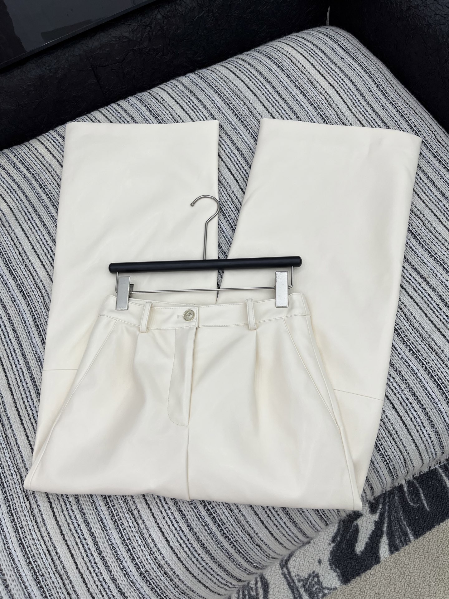 🛒𝐍𝐄𝐖 · 𝟐𝟎𝟐5/爆款现货原单品质 Chan*｜25新款进口植物蛋白皮皮休闲裤四季皆可入，手感柔软