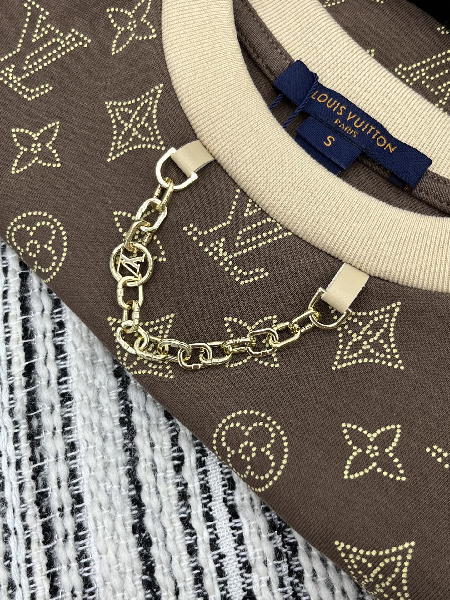 🛒𝐍𝐄𝐖 · 𝟐𝟎𝟐5/爆款现货原单品质 Lv｜25早秋老花短袖T恤精致版型上身巨显瘦！定制最新工艺 低