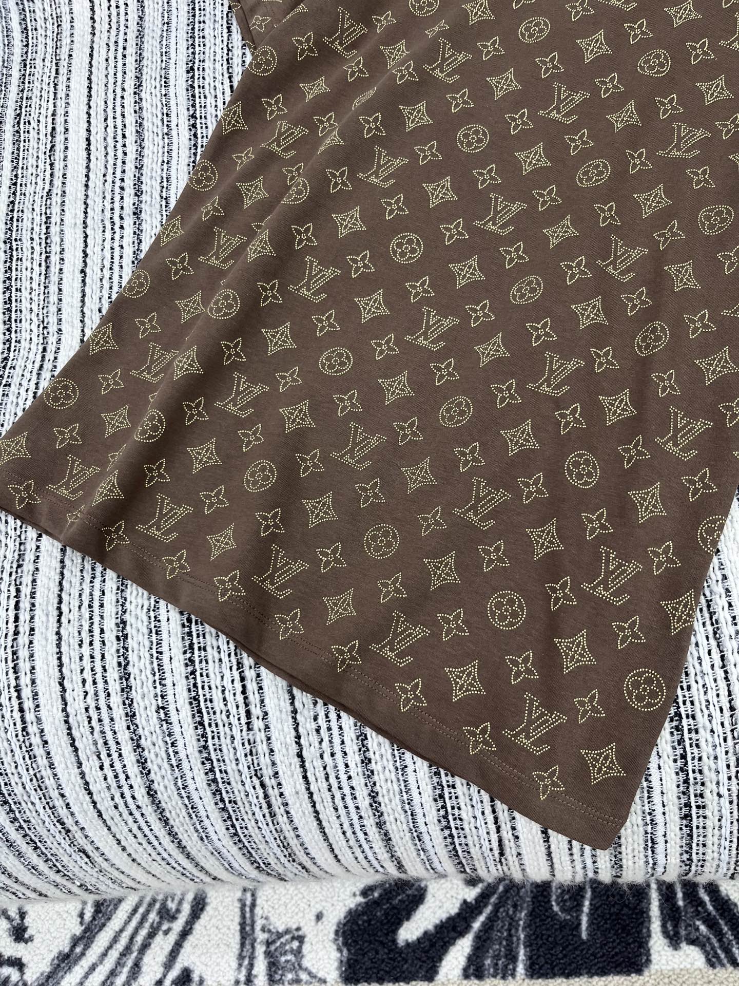 🛒𝐍𝐄𝐖 · 𝟐𝟎𝟐5/爆款现货原单品质 Lv｜25早秋老花短袖T恤精致版型上身巨显瘦！定制最新工艺 低