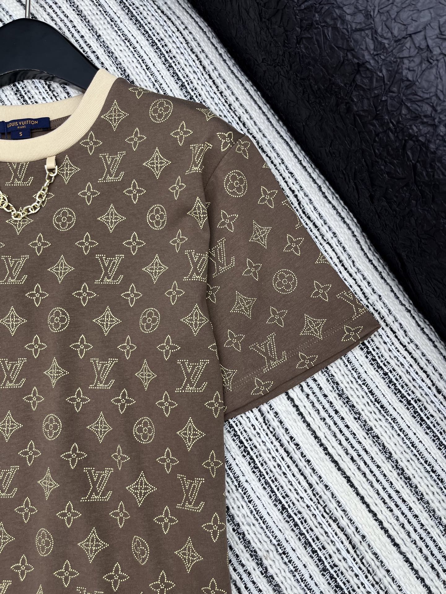 🛒𝐍𝐄𝐖 · 𝟐𝟎𝟐5/爆款现货原单品质 Lv｜25早秋老花短袖T恤精致版型上身巨显瘦！定制最新工艺 低