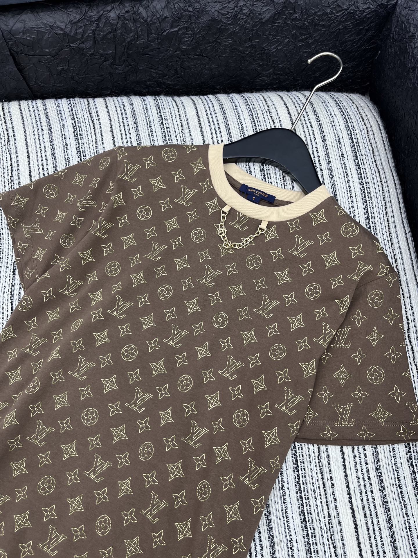 🛒𝐍𝐄𝐖 · 𝟐𝟎𝟐5/爆款现货原单品质 Lv｜25早秋老花短袖T恤精致版型上身巨显瘦！定制最新工艺 低