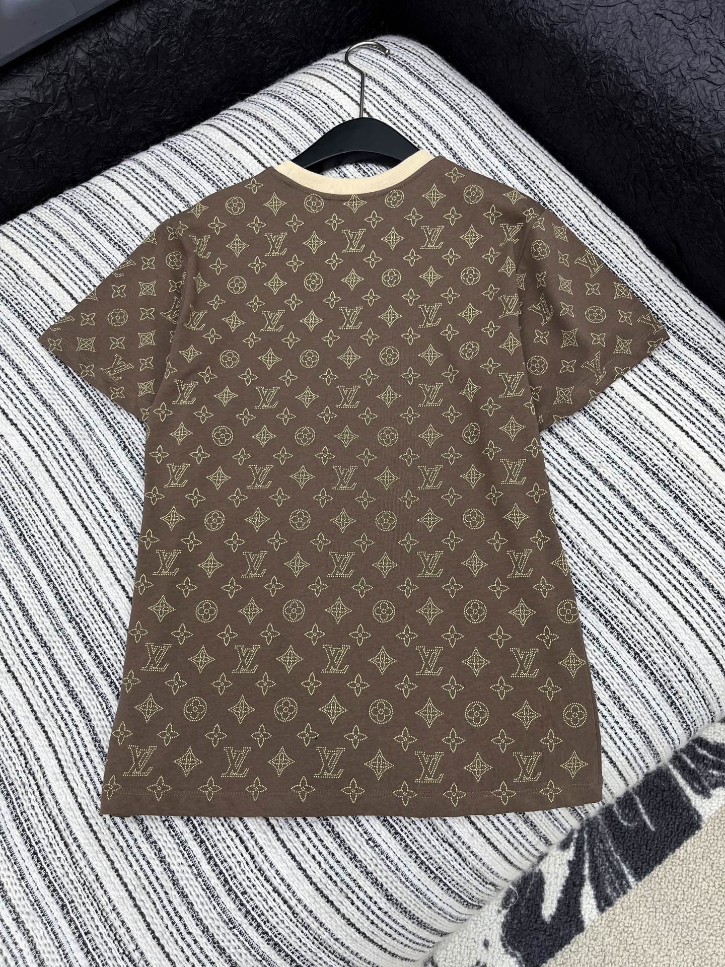 🛒𝐍𝐄𝐖 · 𝟐𝟎𝟐5/爆款现货原单品质 Lv｜25早秋老花短袖T恤精致版型上身巨显瘦！定制最新工艺 低