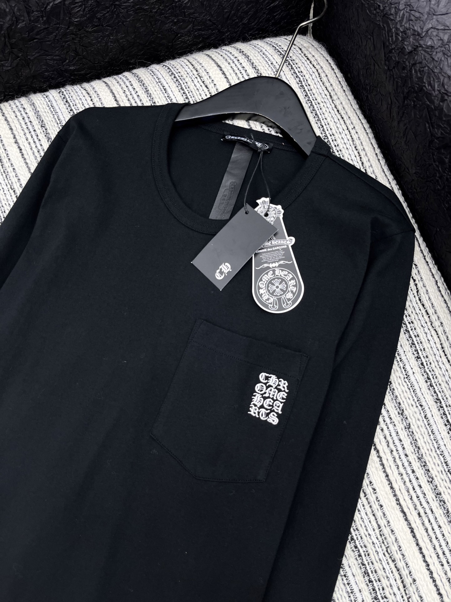 🛒𝐍𝐄𝐖 · 𝟐𝟎𝟐5/爆款现货原单品质 克罗星｜2025新款梵文口袋刺绣长袖衫宽松慵懒系列！暗黑色系酷